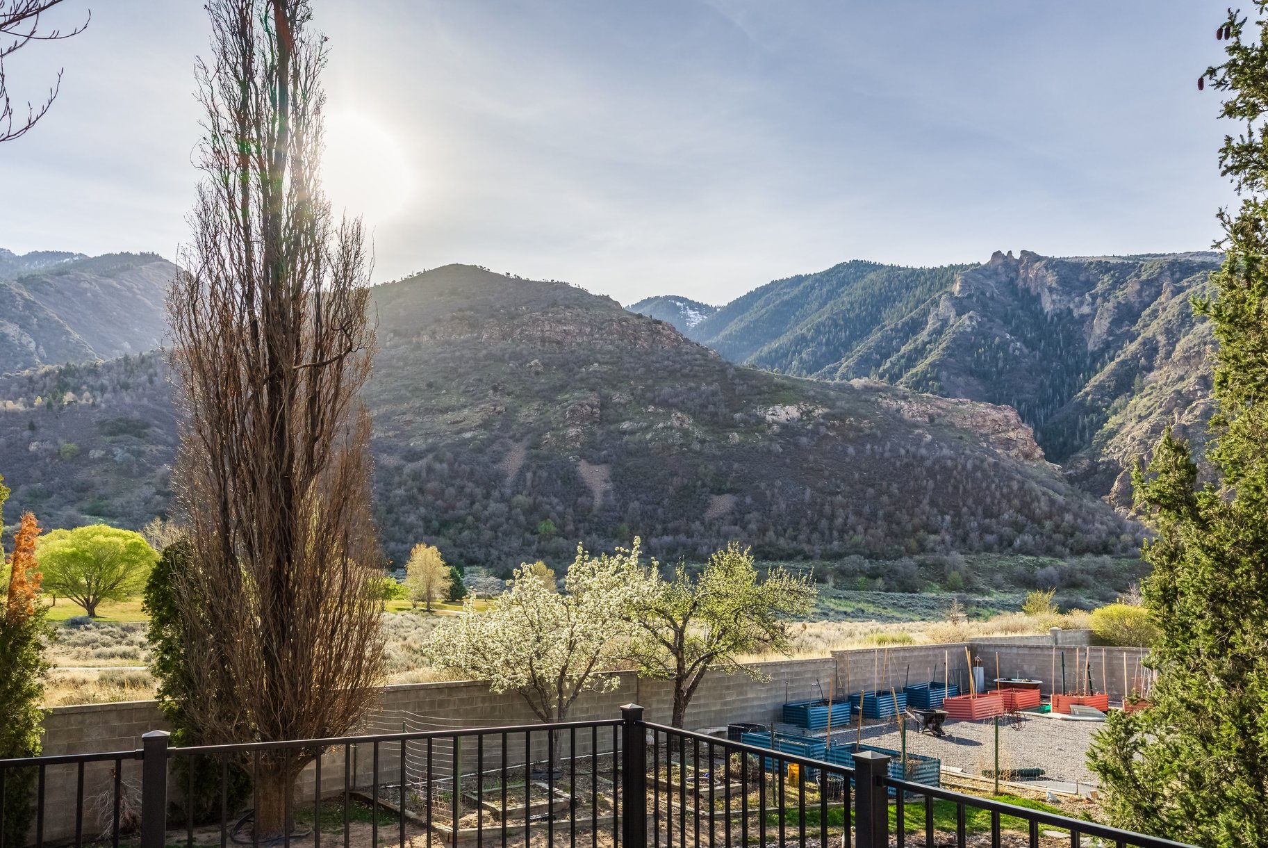  Updated Sandy Home With One of a Kind Location With Unobstructed Mountain Views - 物件實景