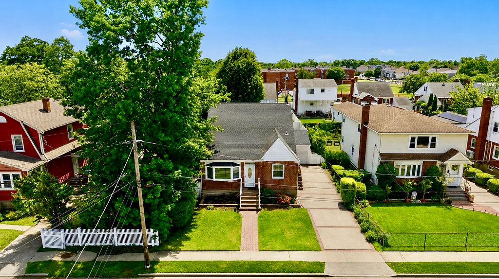 East Rockaway, New York, 11518, United States, 4 Bedrooms Bedrooms, ,2 BathroomsBathrooms,Residential,For Sale,2048552