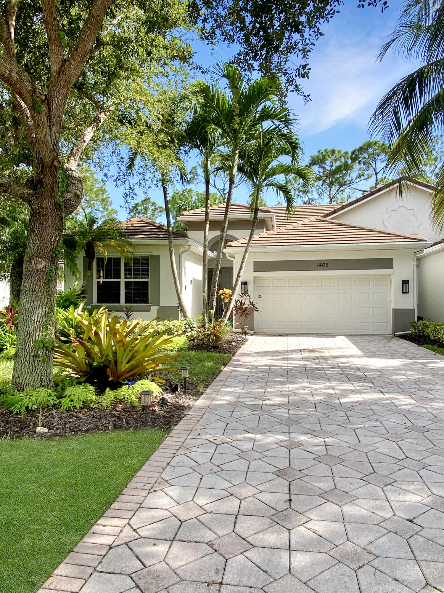 Naples, Florida, 34104, United States, 2 Bedrooms Bedrooms, ,2 BathroomsBathrooms,Residential,For Sale,1990967