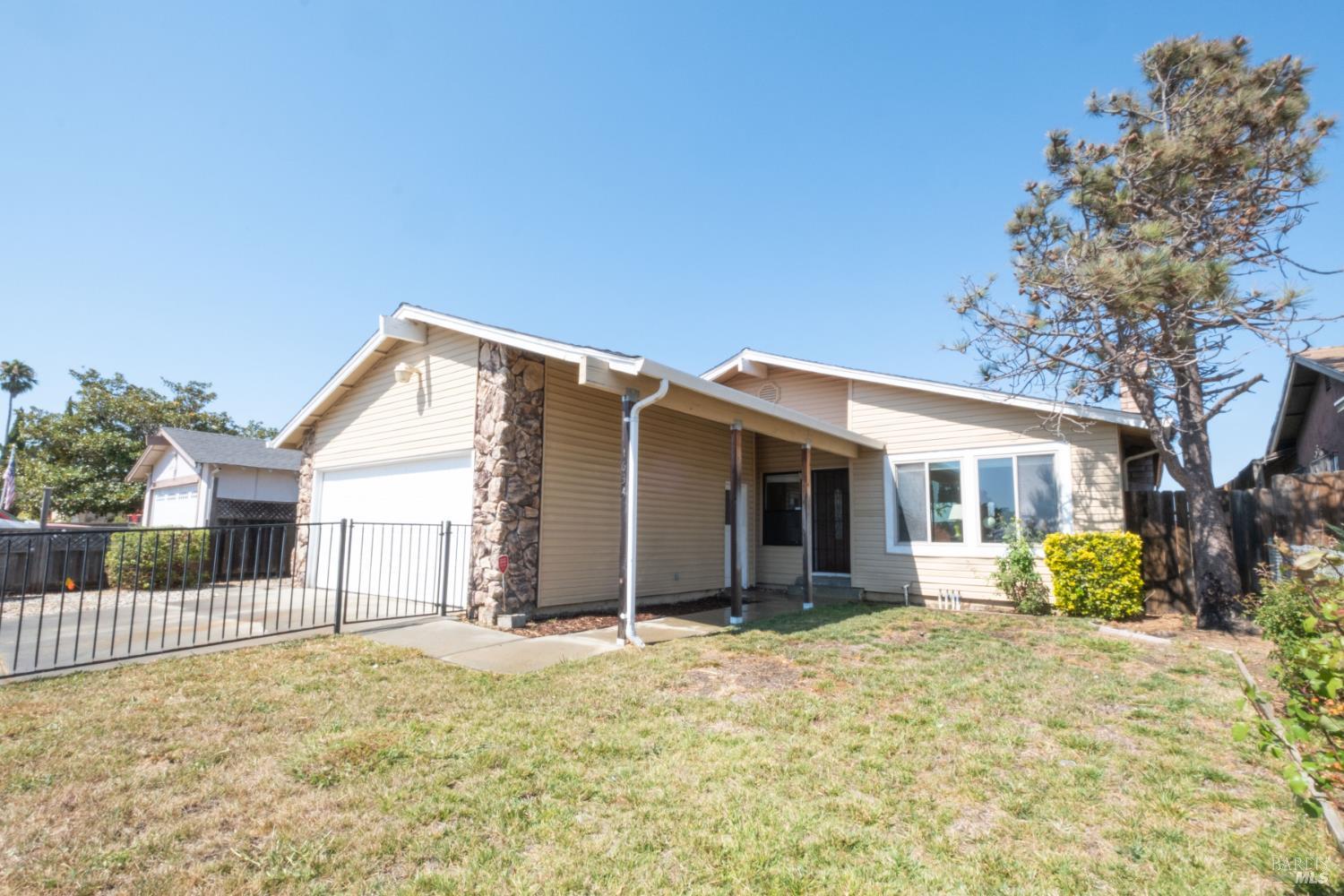 Vallejo, California, 94589, United States, 4 Bedrooms Bedrooms, ,2 BathroomsBathrooms,Residential,For Sale,1948983