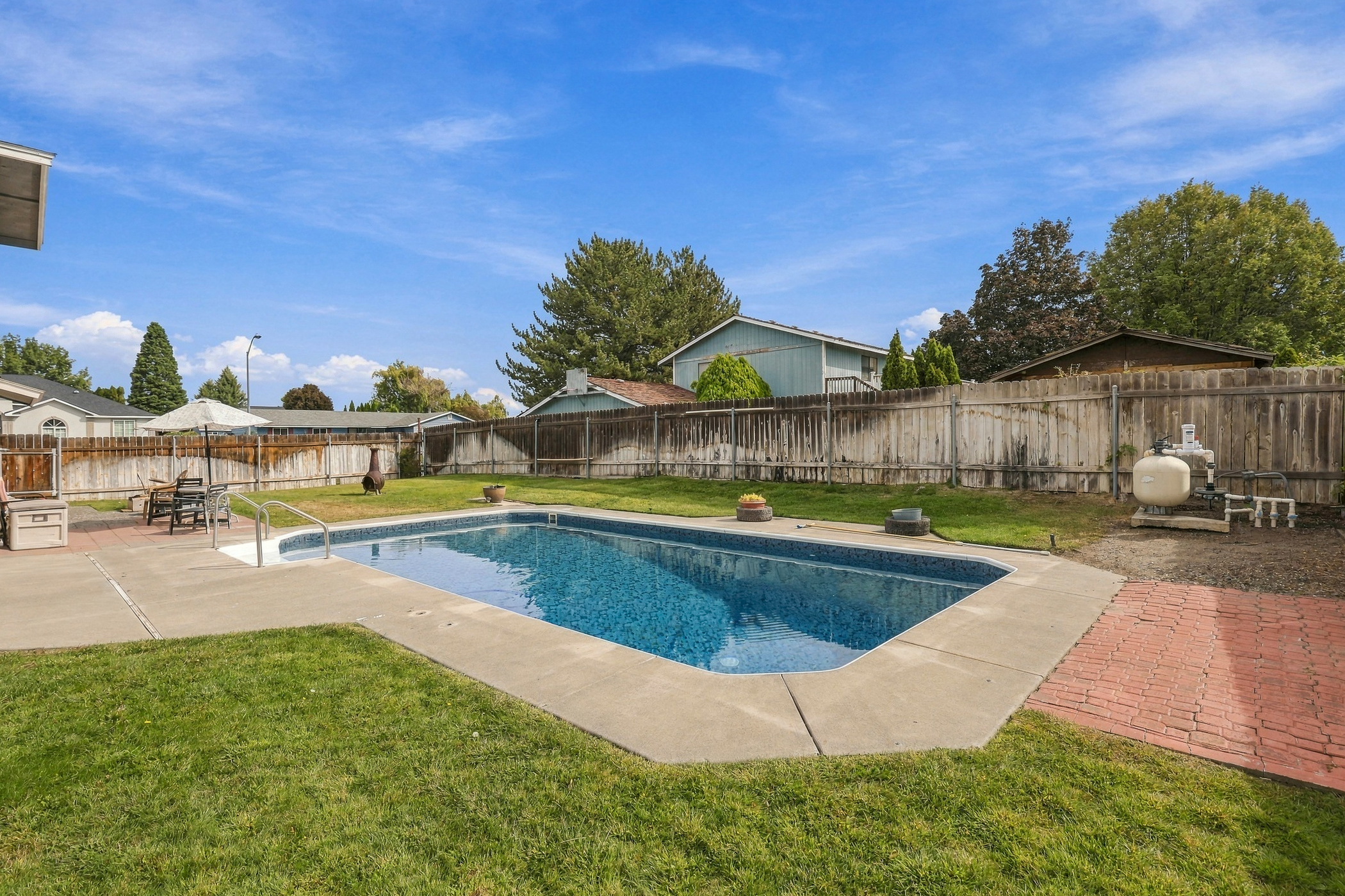  Spacious home plus pool - 物件實景