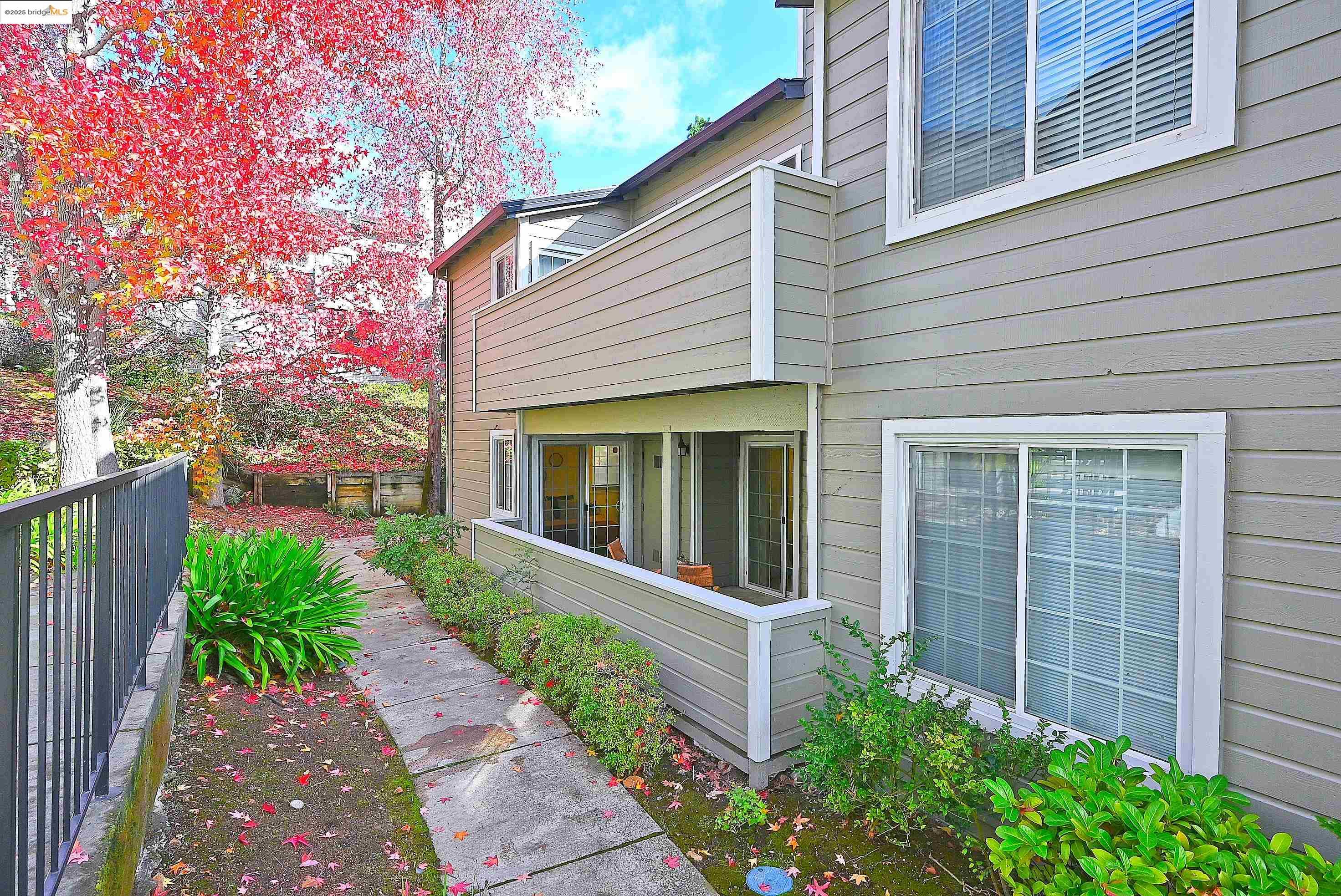 Oakland, California, 94605, United States, 2 Bedrooms Bedrooms, ,2 BathroomsBathrooms,Residential,For Sale,2000810