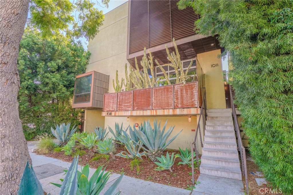 West Hollywood, California, 90046, United States, 1 Bedroom Bedrooms, ,2 BathroomsBathrooms,Residential,For Sale,1913666
