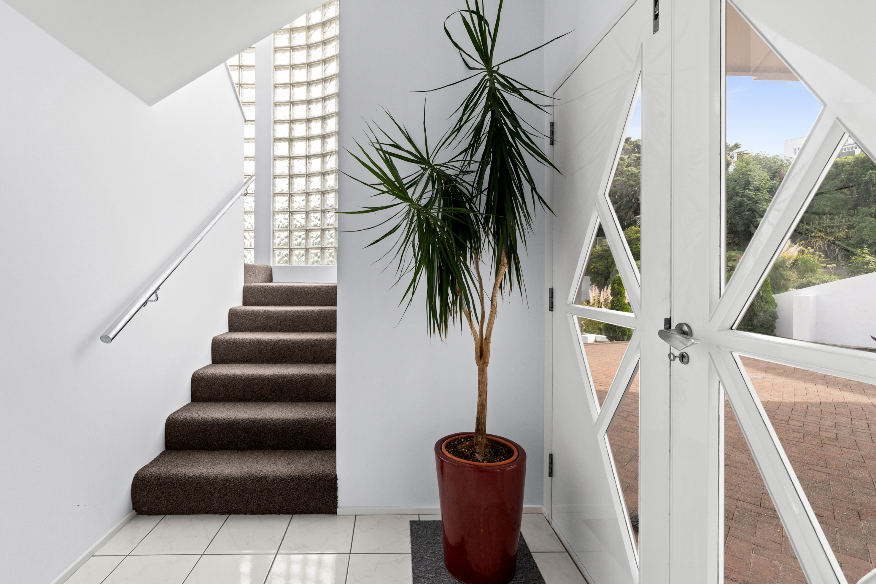  Outstanding Buying on Bluff Hill - 物件實景