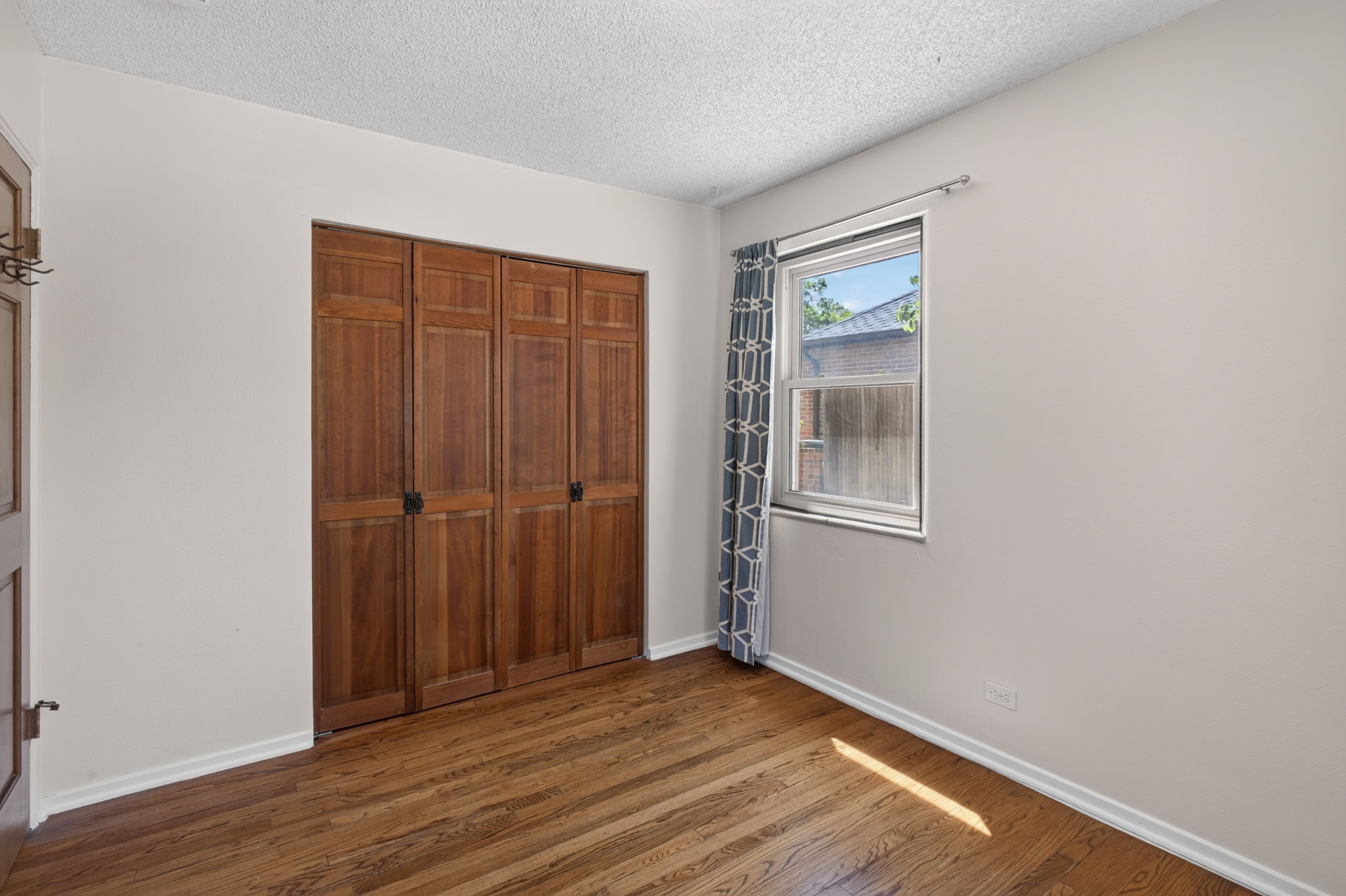  Charming Mayfair Brick Home: Sunroom Oasis & Private Pergola Backyard - 物件實景