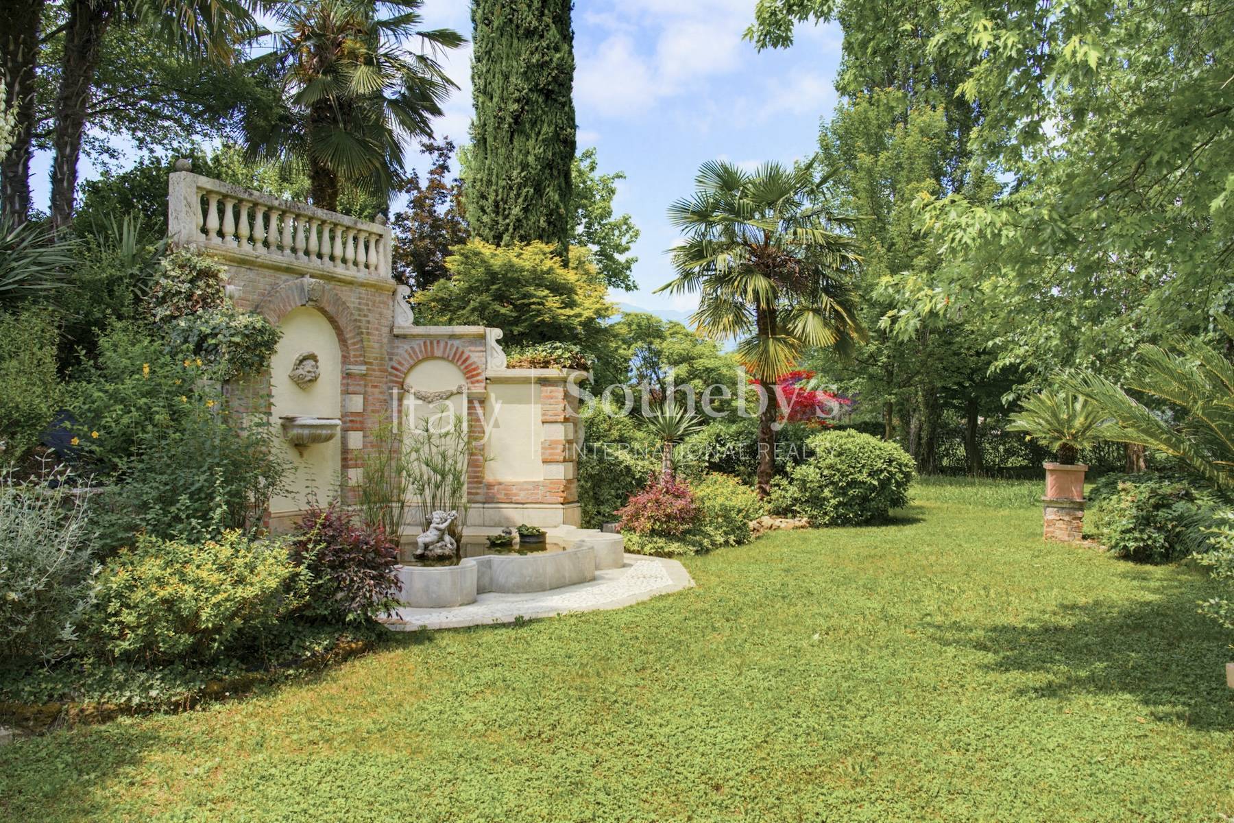  Restored country villa with an Italianstyle garden - 物件實景