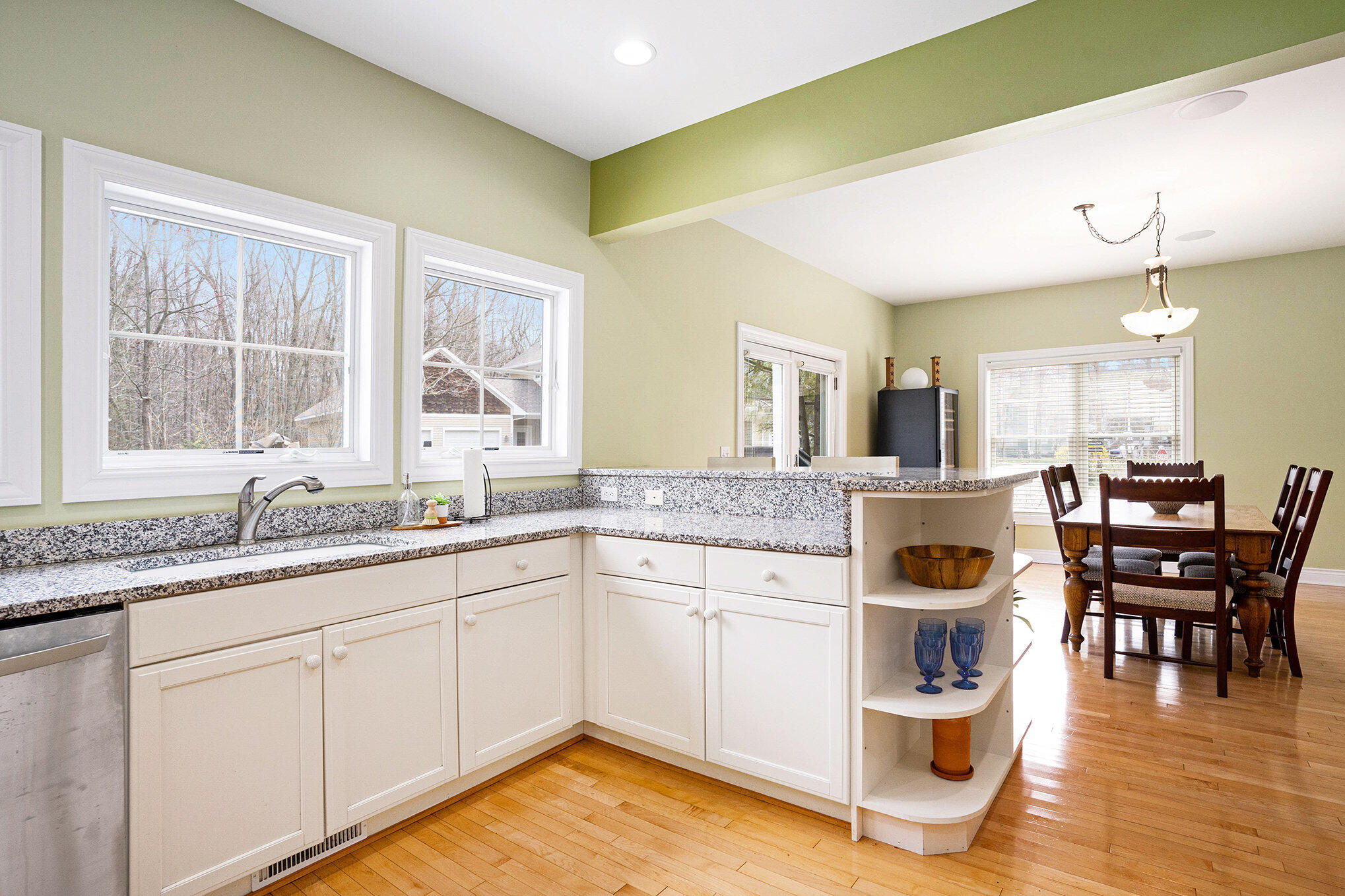 South Haven, Michigan, 49090, United States, 4 Bedrooms Bedrooms, ,4 BathroomsBathrooms,Residential,For Sale,1945011