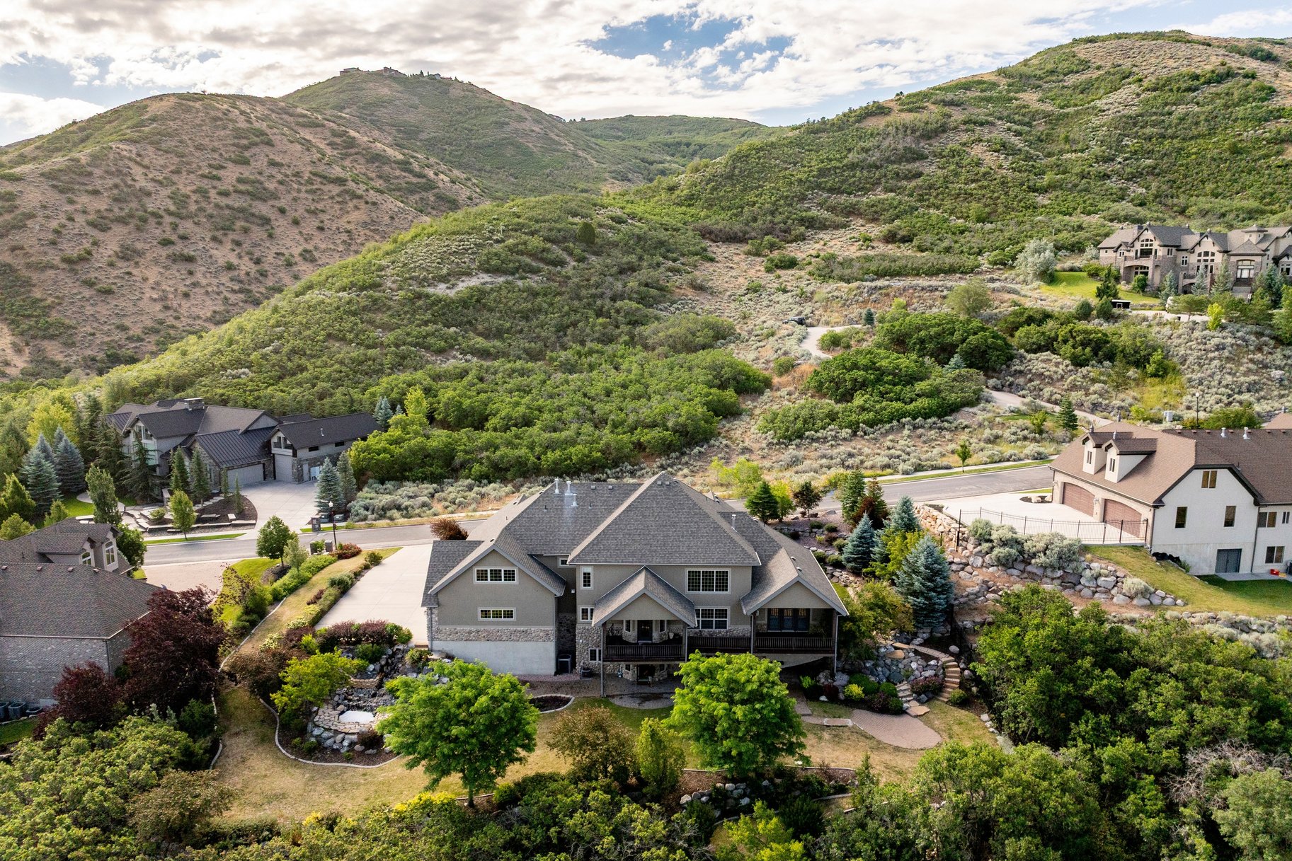  Mountain Views, Trail Access & Luxury East Bench Living - 物件實景