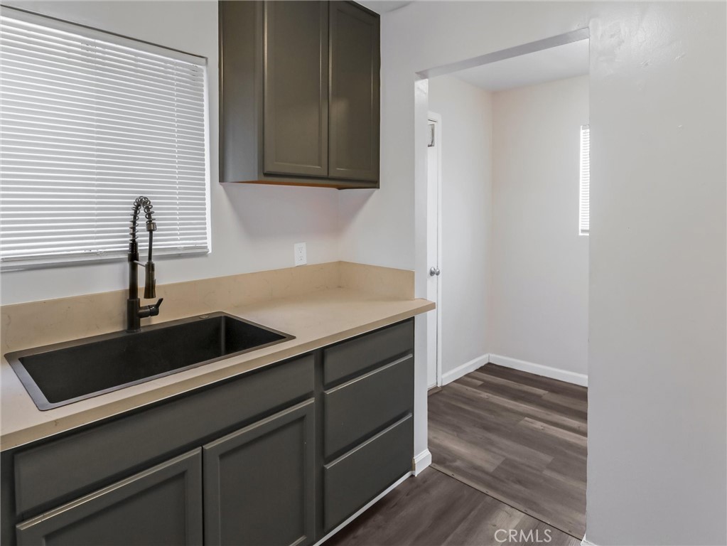 Los Angeles, California, 90003, United States, 5 Bedrooms Bedrooms, ,3 BathroomsBathrooms,Residential,For Sale,1935114