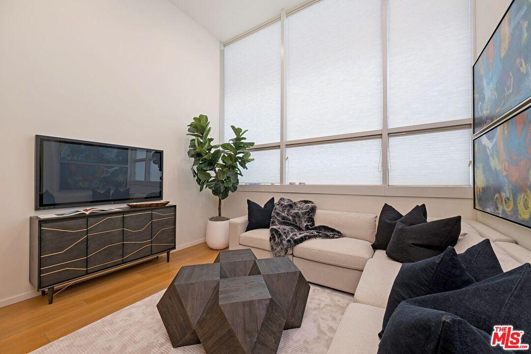 Santa Monica, California, 90401, United States, 2 Bedrooms Bedrooms, ,2 BathroomsBathrooms,Residential,For Sale,2001911