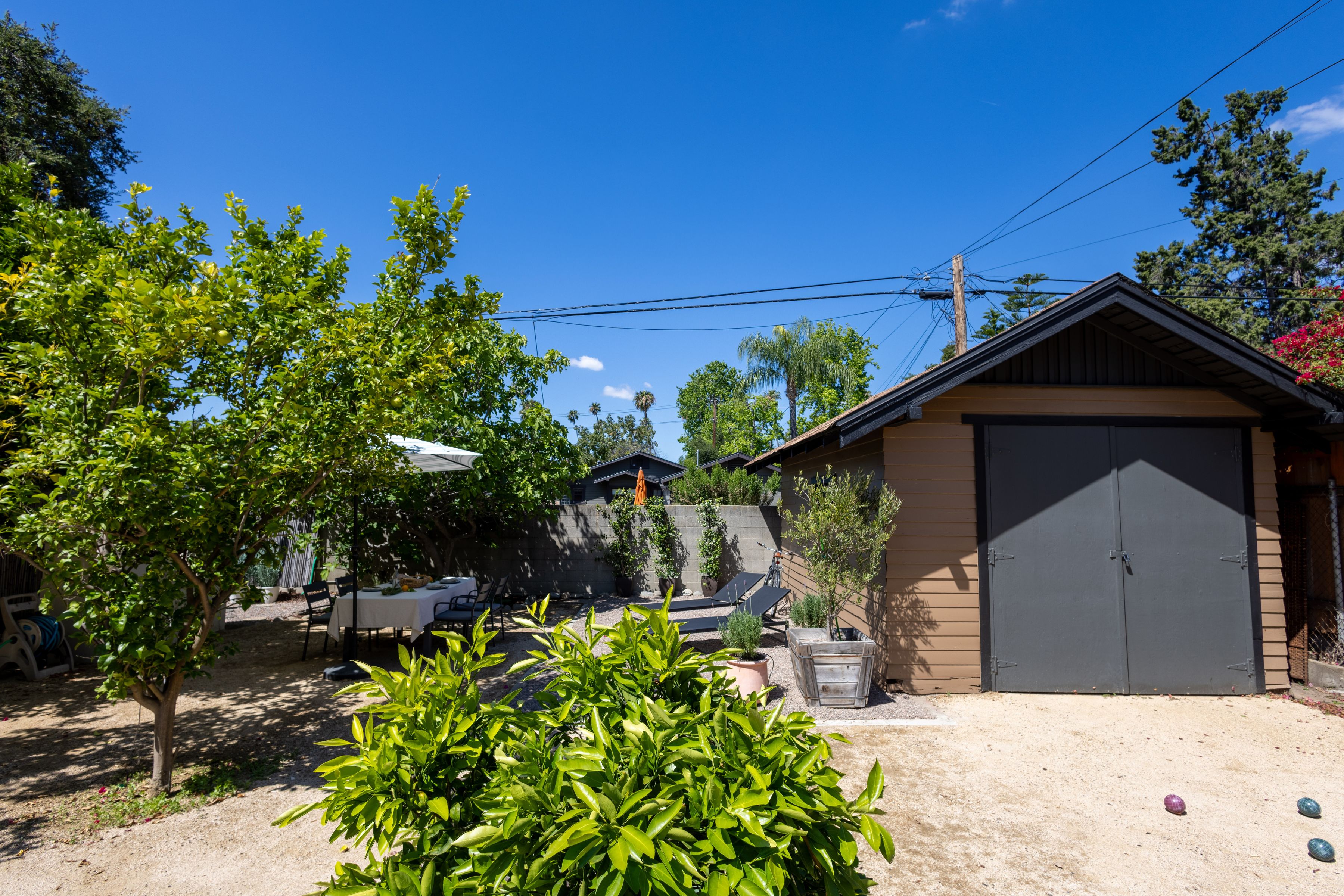  889 North Chester Avenue - 物件實景