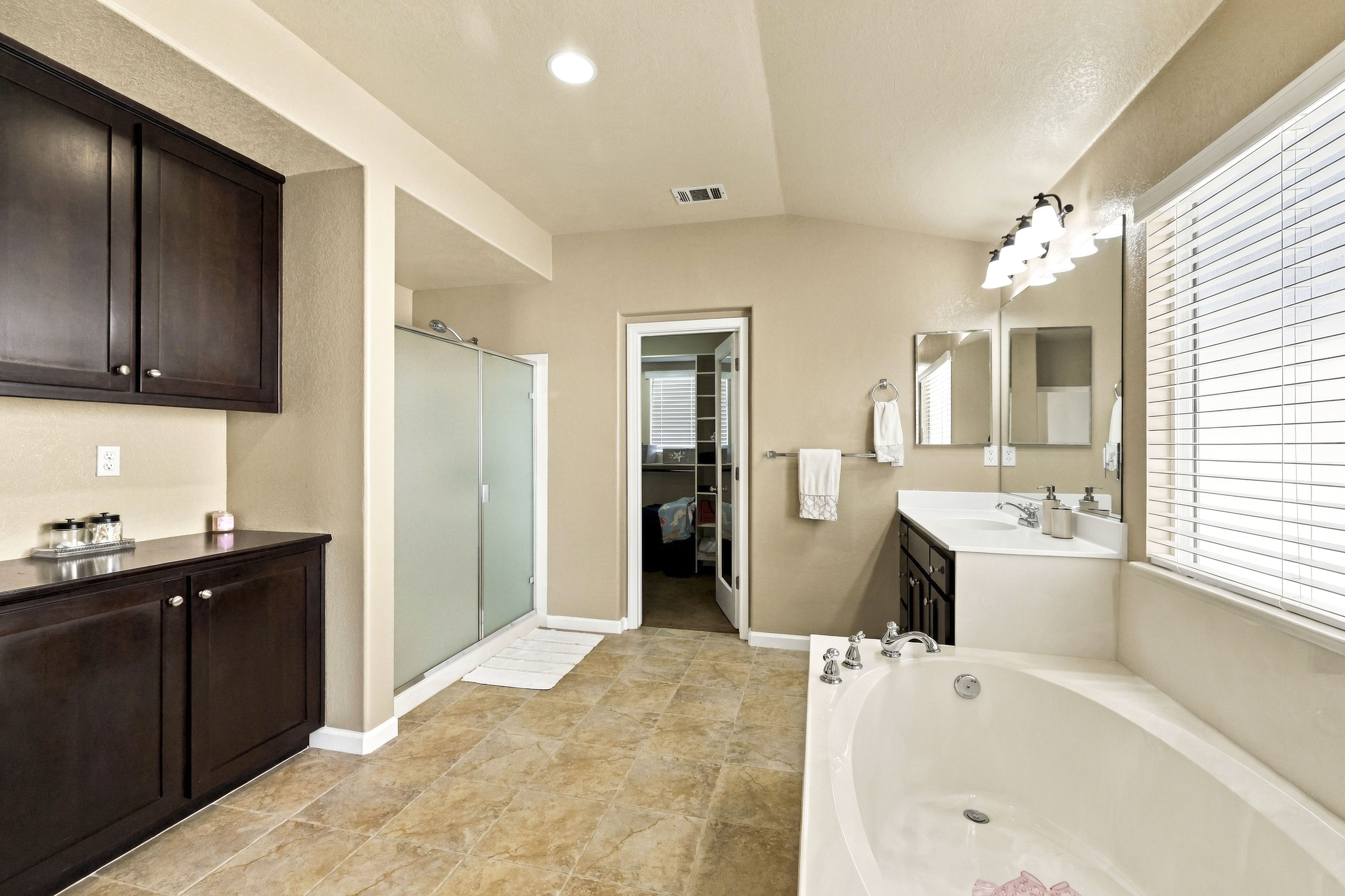  Expansive Paseo West Home with Poolside Living - 物件實景