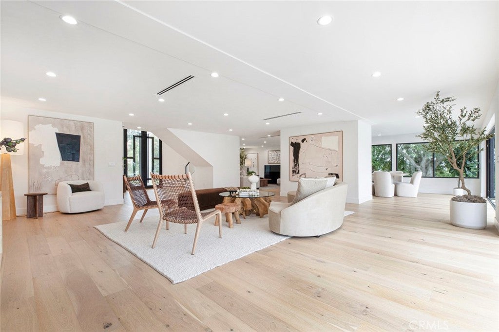 Encino, California, 91316, United States, 6 Bedrooms Bedrooms, ,5 BathroomsBathrooms,Residential,For Sale,1938851