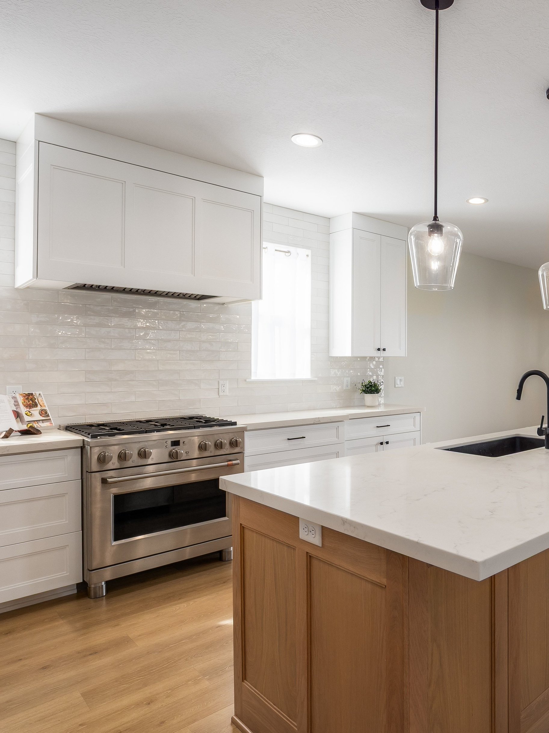 Impeccably Maintained Home with Mountain Views & Four-Car Garage - 物件實景