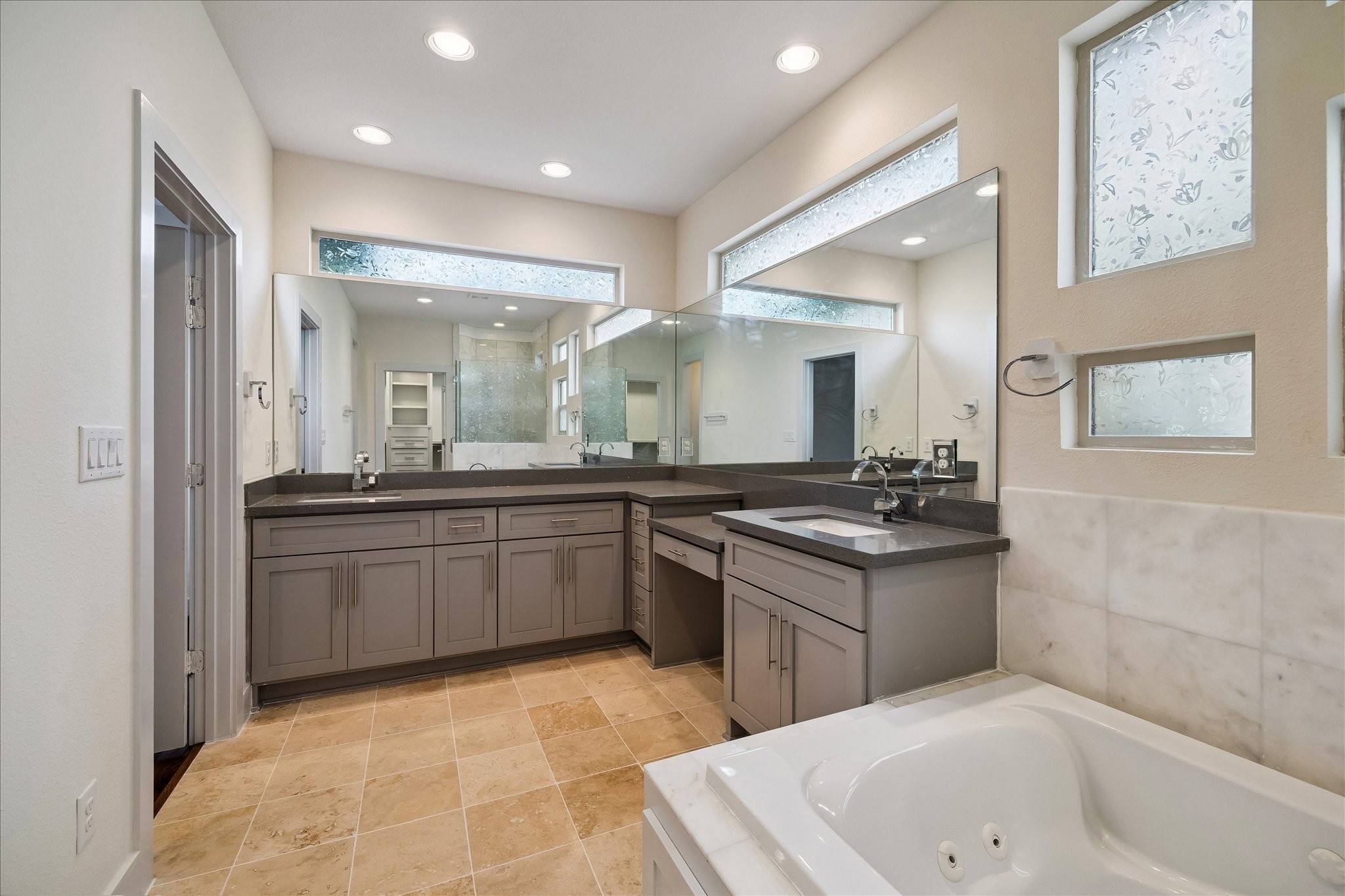  4833 Chenevert Street - 物件實景