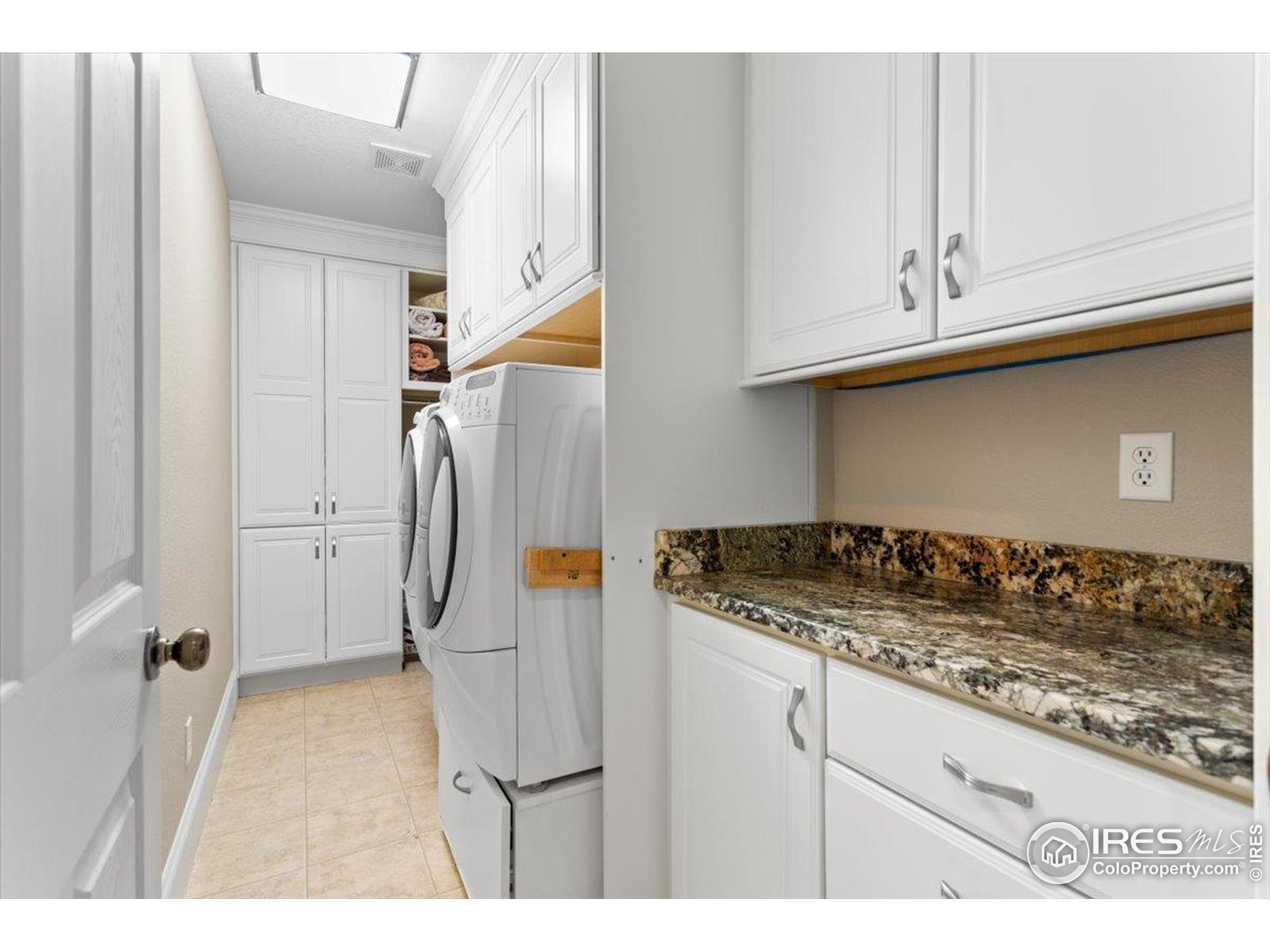 Longmont, Colorado, 80503, United States, 4 Bedrooms Bedrooms, ,3 BathroomsBathrooms,Residential,For Sale,1910378