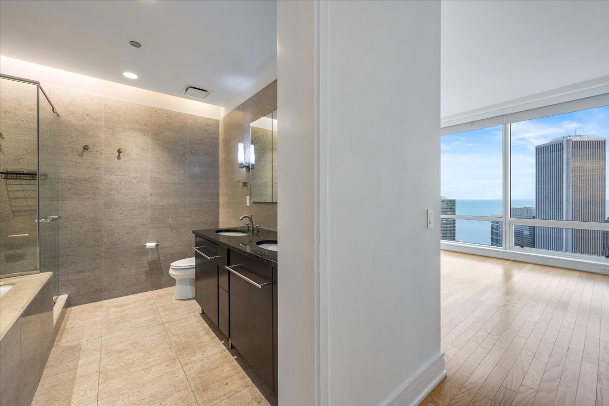 Chicago, Illinois, 60611, United States, 1 Bedroom Bedrooms, ,2 BathroomsBathrooms,Residential,For Sale,1991532