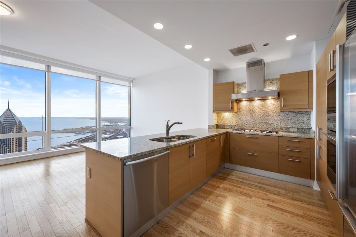 Chicago, Illinois, 60611, United States, 1 Bedroom Bedrooms, ,2 BathroomsBathrooms,Residential,For Sale,1991532