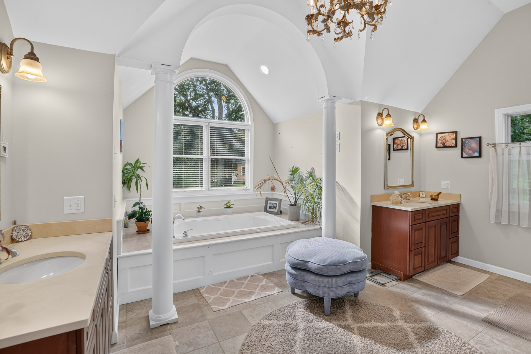  Expanded Cape-Style Home in Oak Bluffs - 物件實景