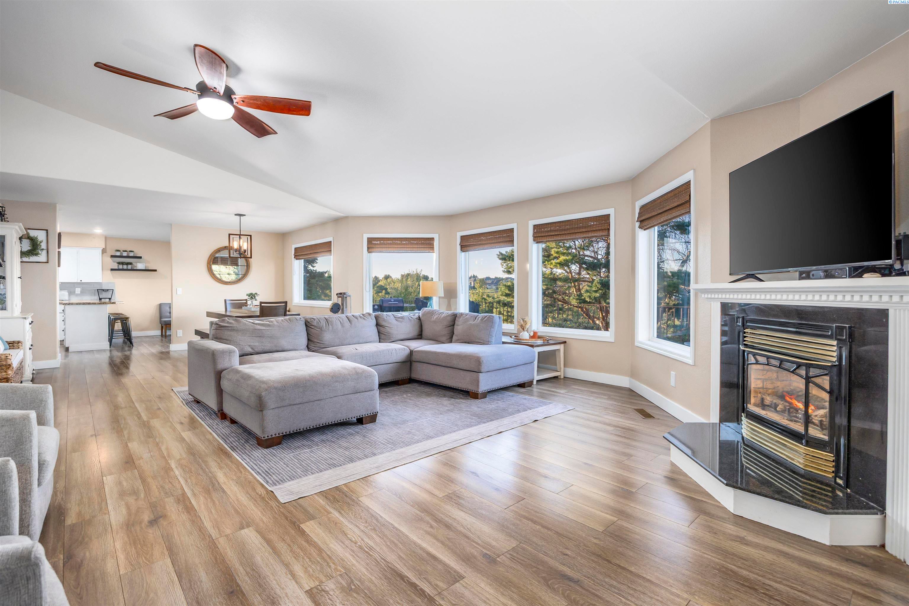 Kennewick, Washington, 99337, United States, 4 Bedrooms Bedrooms, ,2 BathroomsBathrooms,Residential,For Sale,1978666