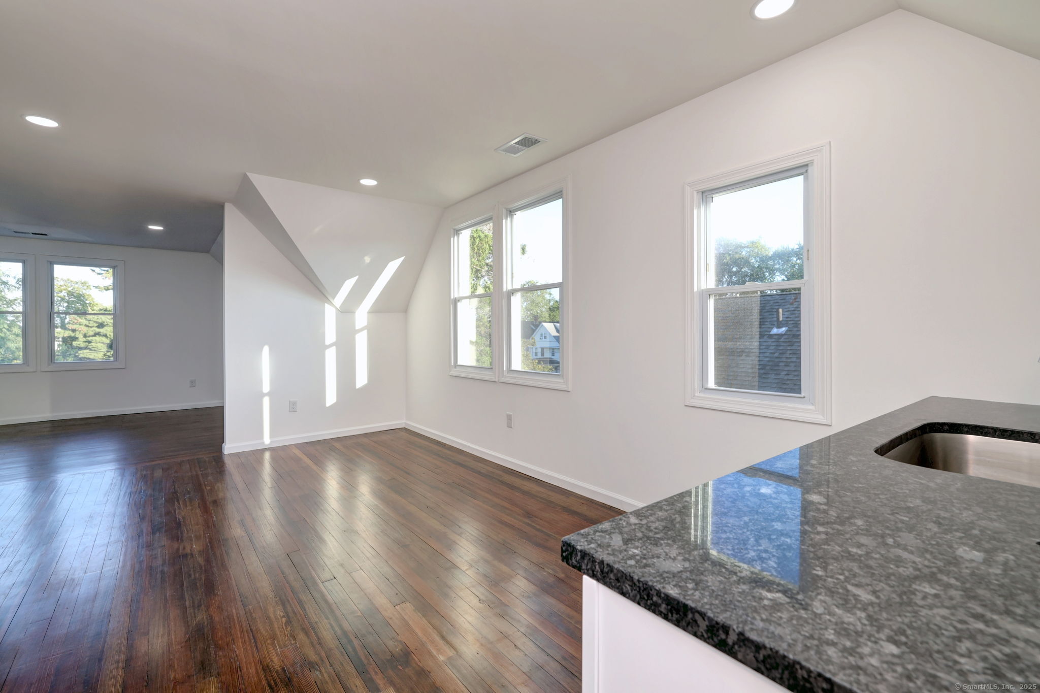 Hamden, Connecticut, 06514, United States, 8 Bedrooms Bedrooms, ,3 BathroomsBathrooms,Residential,For Sale,1940598