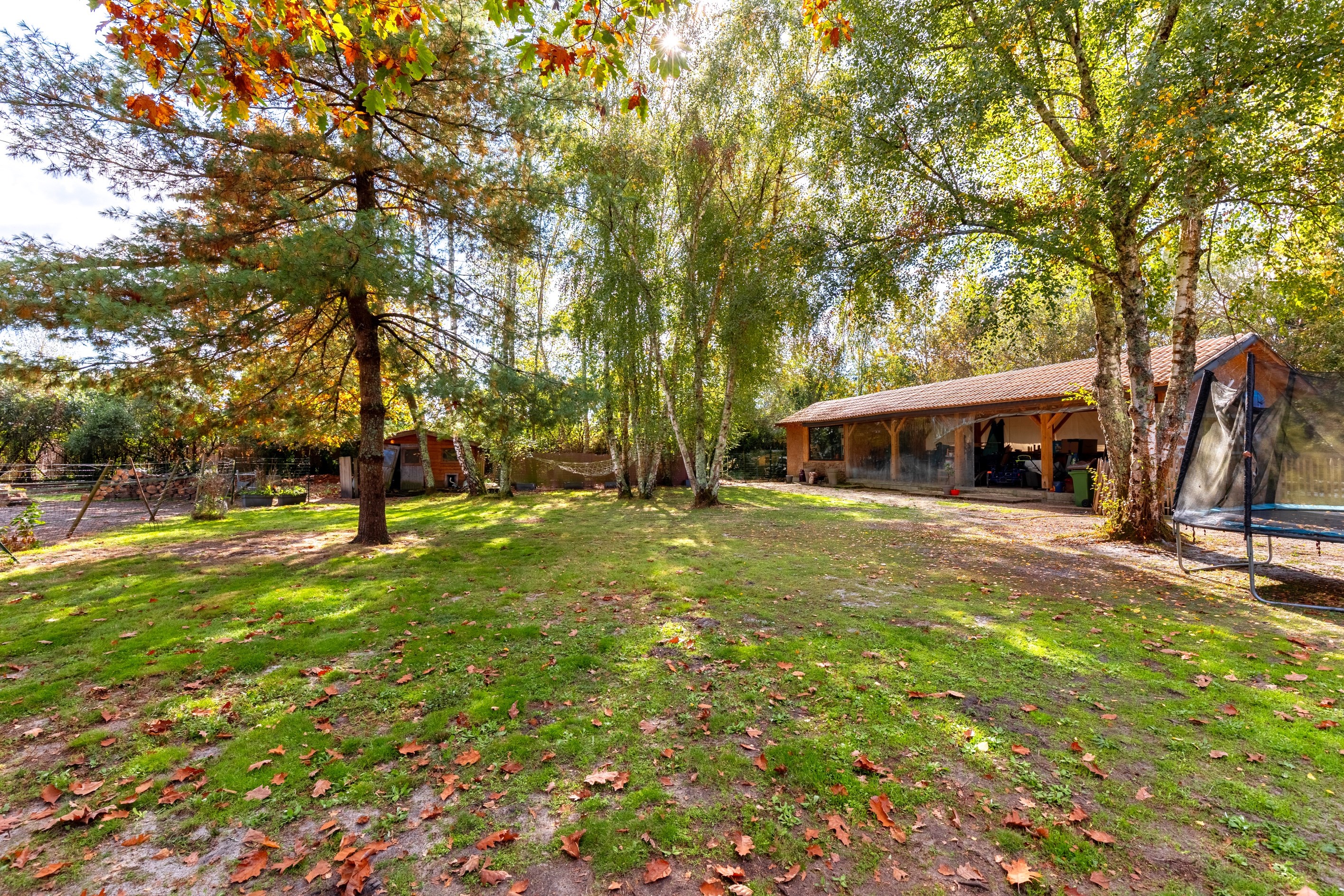  CHARMING WOOD-CLAD VILLA IN A QUIET, IDYLLIC LOCATION IN THE HEART OF A FULLY F… - 物件實景