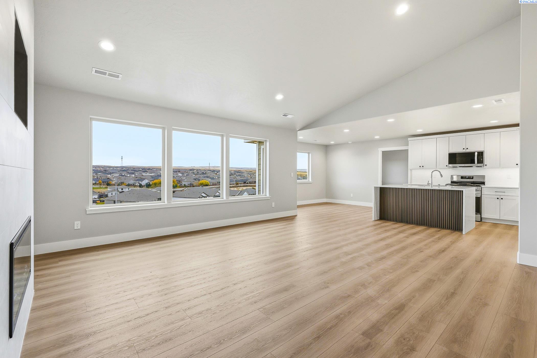 Kennewick, Washington, 99338, United States, 4 Bedrooms Bedrooms, ,1 BathroomBathrooms,Residential,For Sale,1996231