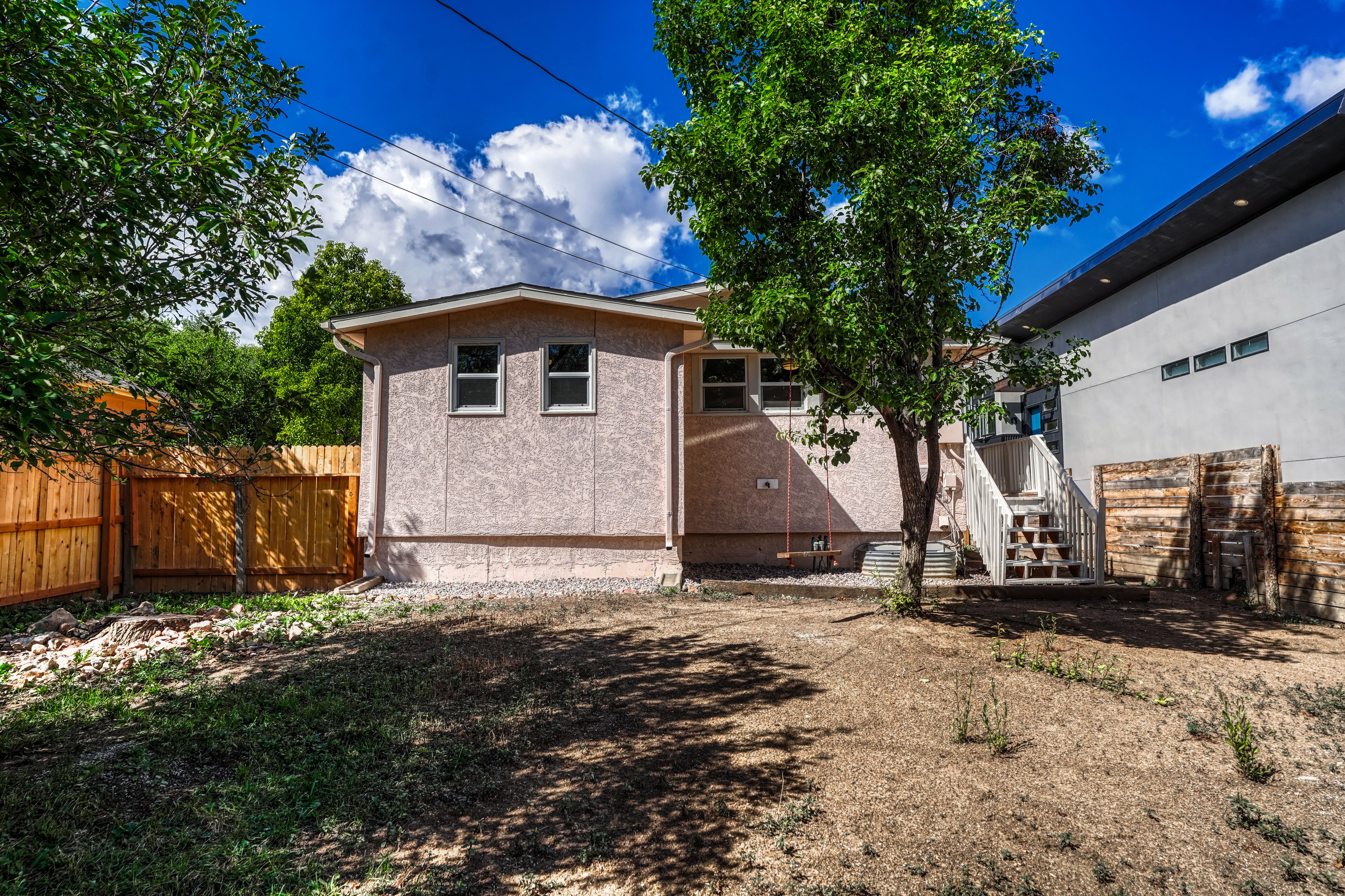  Welcome to This Beautifully Updated Home in Calvert Heights - 物件實景