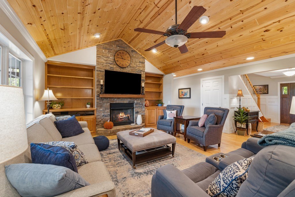 Hayesville, North Carolina, 28904, United States, 3 Bedrooms Bedrooms, ,4 BathroomsBathrooms,Residential,For Sale,1974136