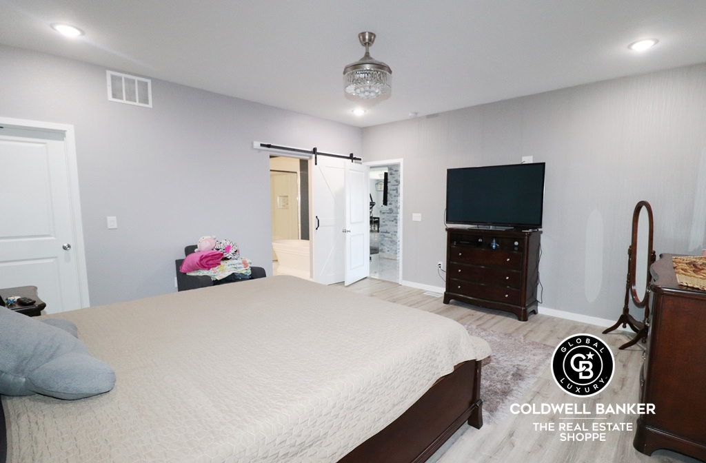 Garden City, Kansas, 67846, United States, 6 Bedrooms Bedrooms, ,3 BathroomsBathrooms,Residential,For Sale,1737851