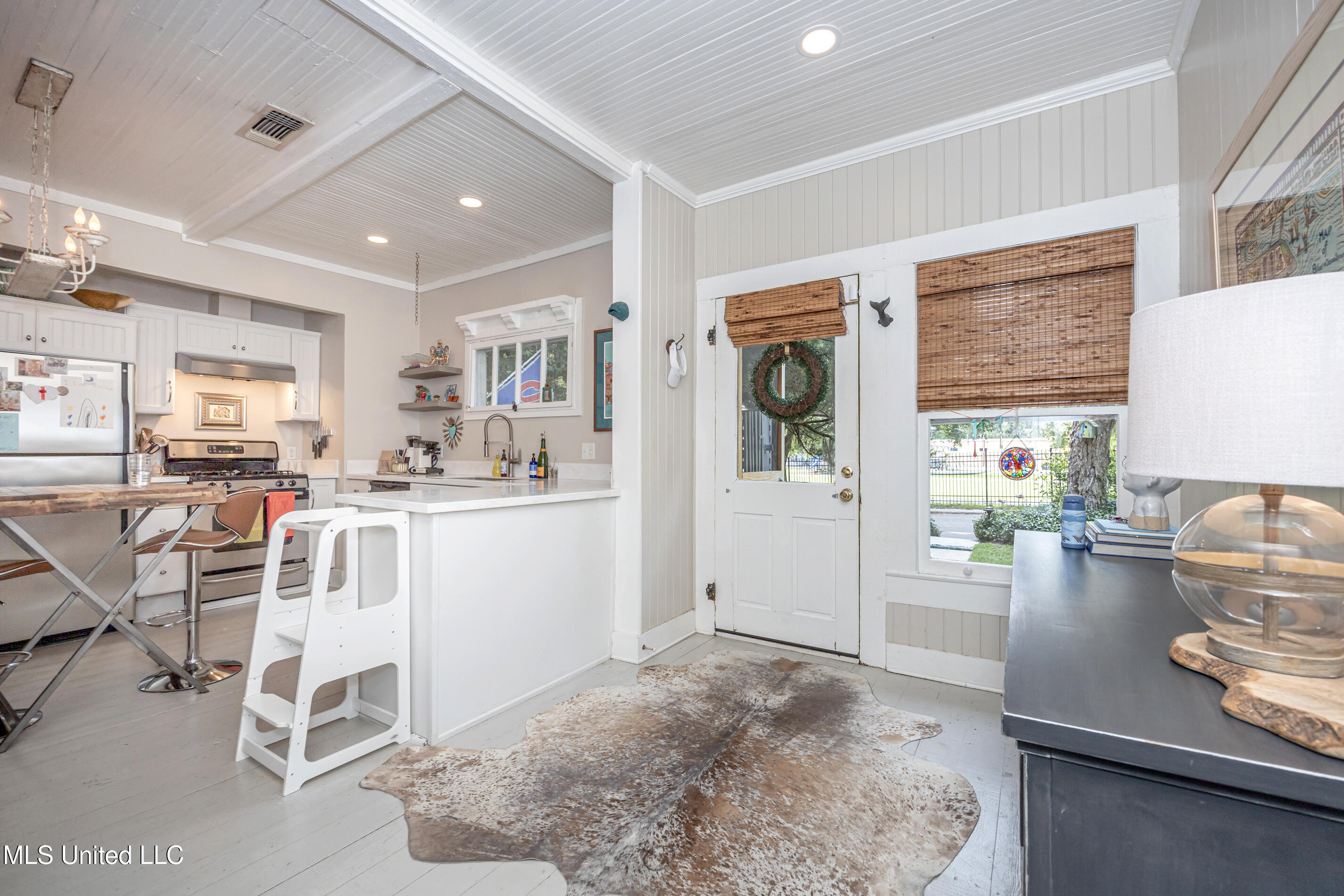 Ocean Springs, Mississippi, 39564, United States, 3 Bedrooms Bedrooms, ,2 BathroomsBathrooms,Residential,For Sale,1987573