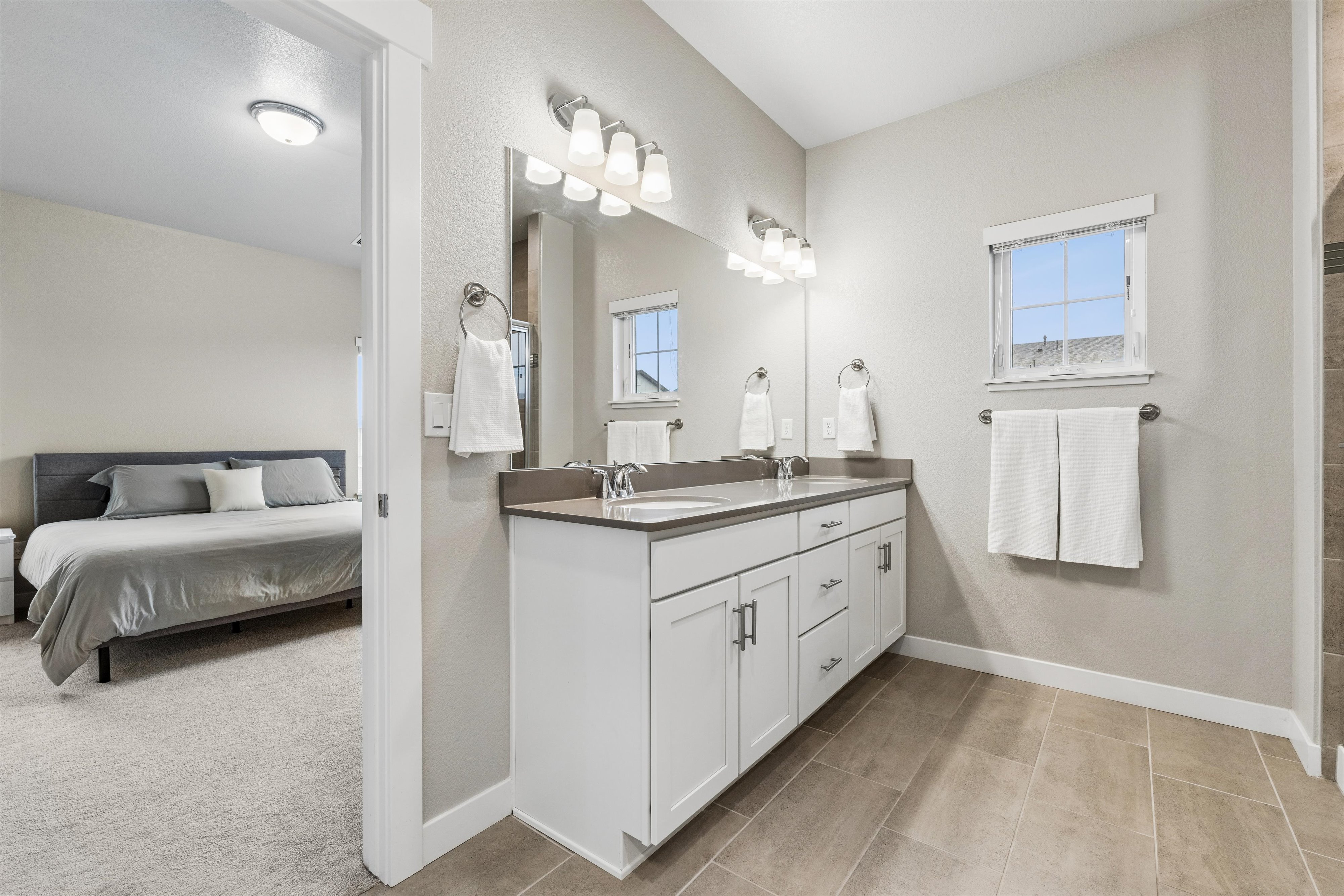  Beautifully Maintained 3-Bed, 3-Bath End Unit Home with an Attached 2-Car Garage - 物件實景
