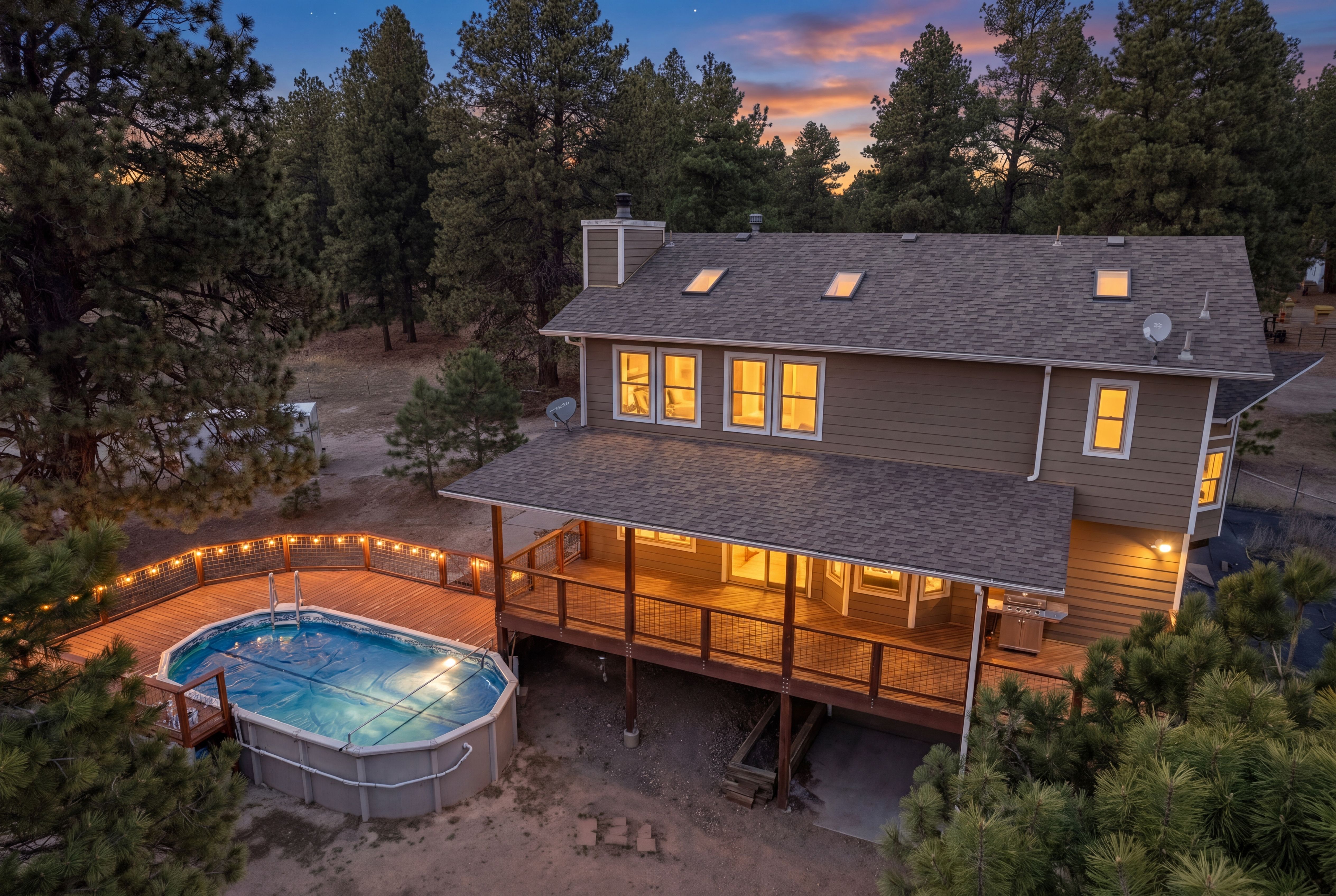  Set behind a gated entry on two and a half wooded acres - 物件實景