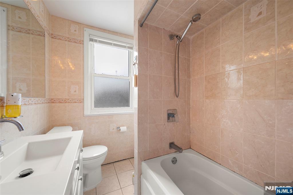 Fort Lee, New Jersey, 07024, United States, 4 Bedrooms Bedrooms, ,3 BathroomsBathrooms,Residential,For Sale,1850035