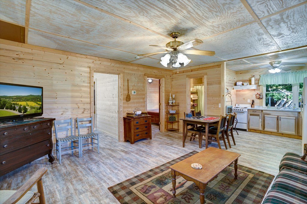 Hiawassee, Georgia, 30546, United States, 2 Bedrooms Bedrooms, ,3 BathroomsBathrooms,Residential,For Sale,1979579