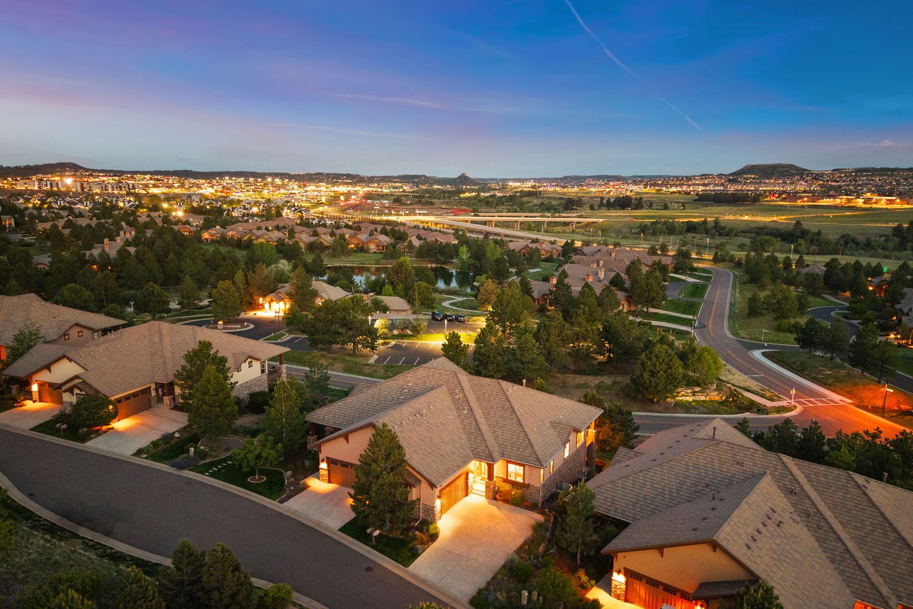  set against a backdrop  of colorado mountain views - 物件實景
