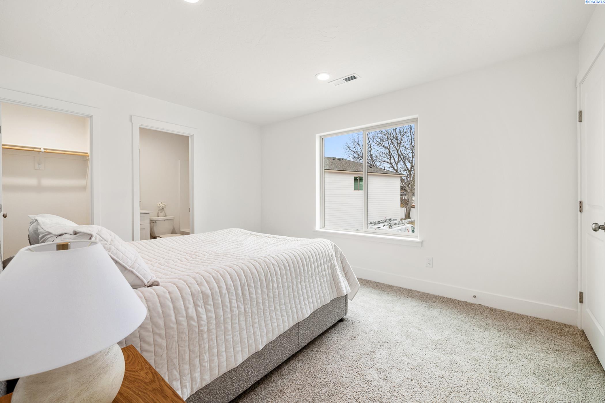 Kennewick, Washington, 99337, United States, 5 Bedrooms Bedrooms, ,Residential,For Sale,1940850