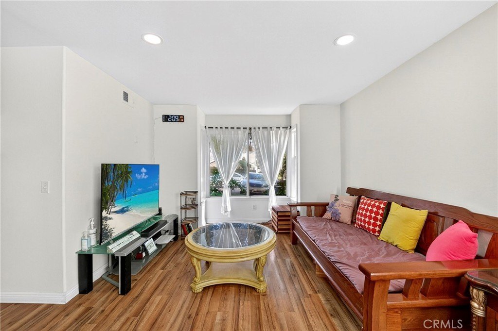 La Crescenta, California, 91214, United States, 4 Bedrooms Bedrooms, ,3 BathroomsBathrooms,Residential,For Sale,1997166