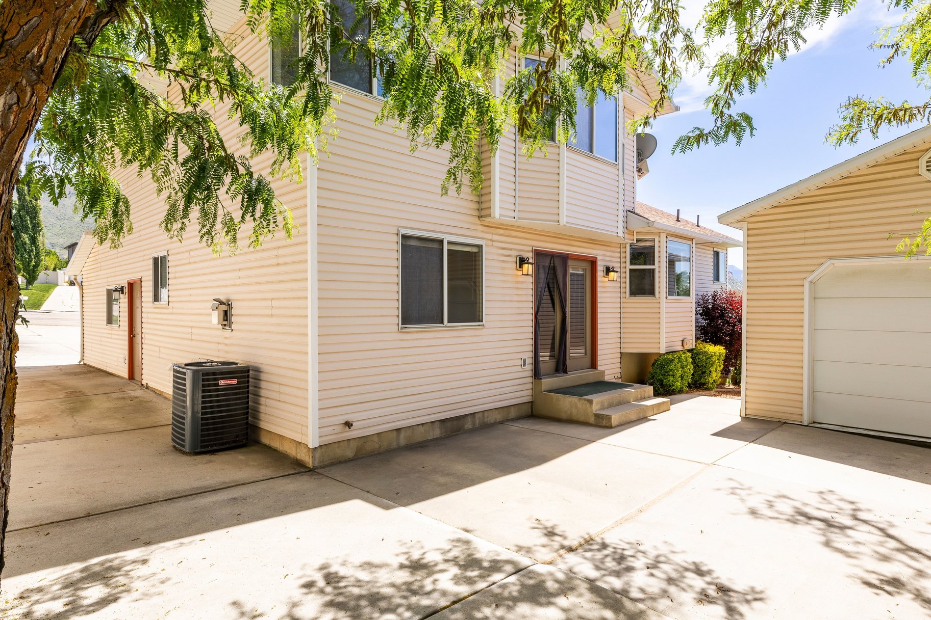 5 Bedroom, 3 Bath Home With One Of North Ogdens Best Porch Views - 物件實景