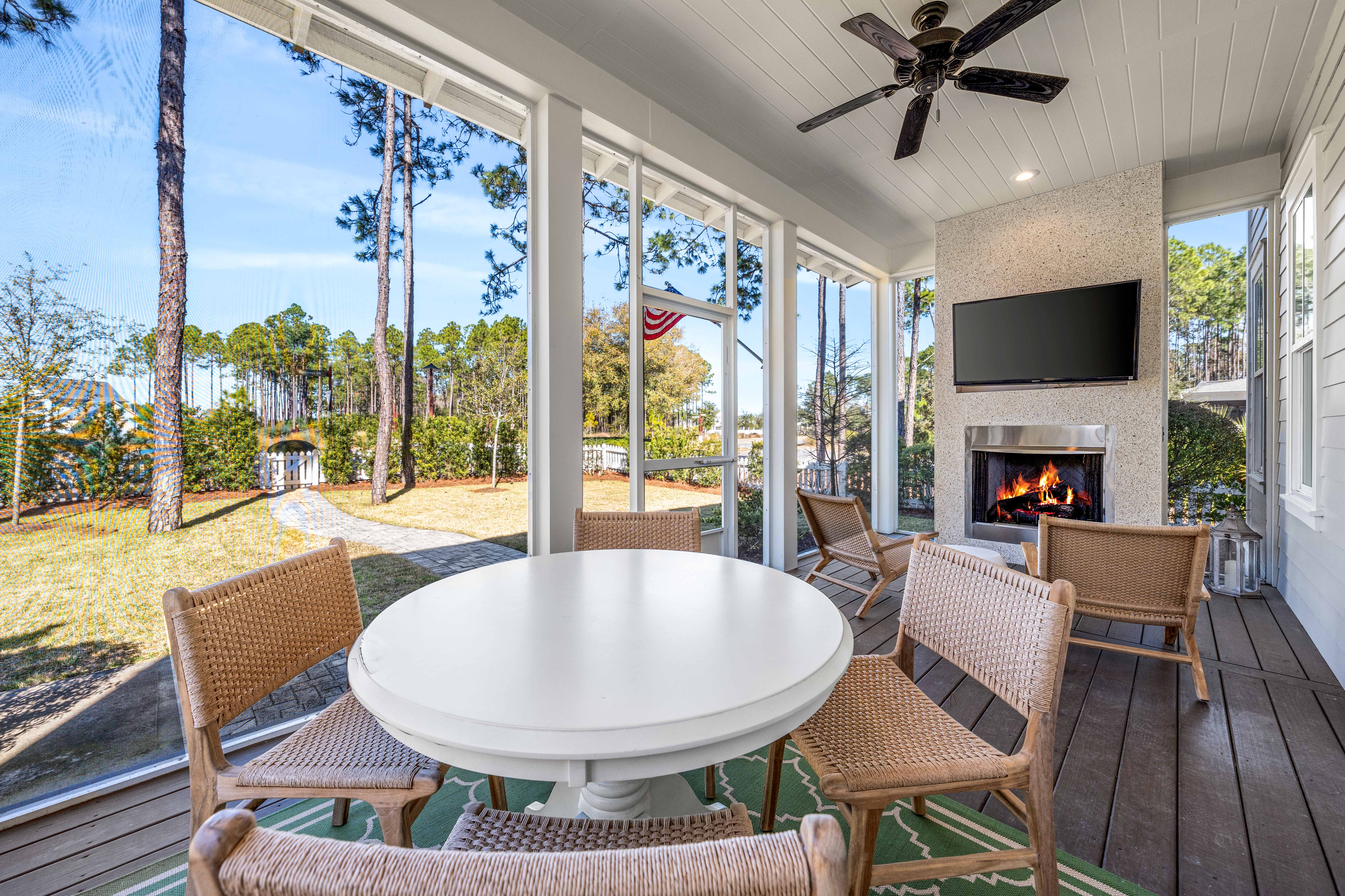  Oversized Corner Lot Home with Carriage House, Screened Porch & Fenced Yard - 物件實景