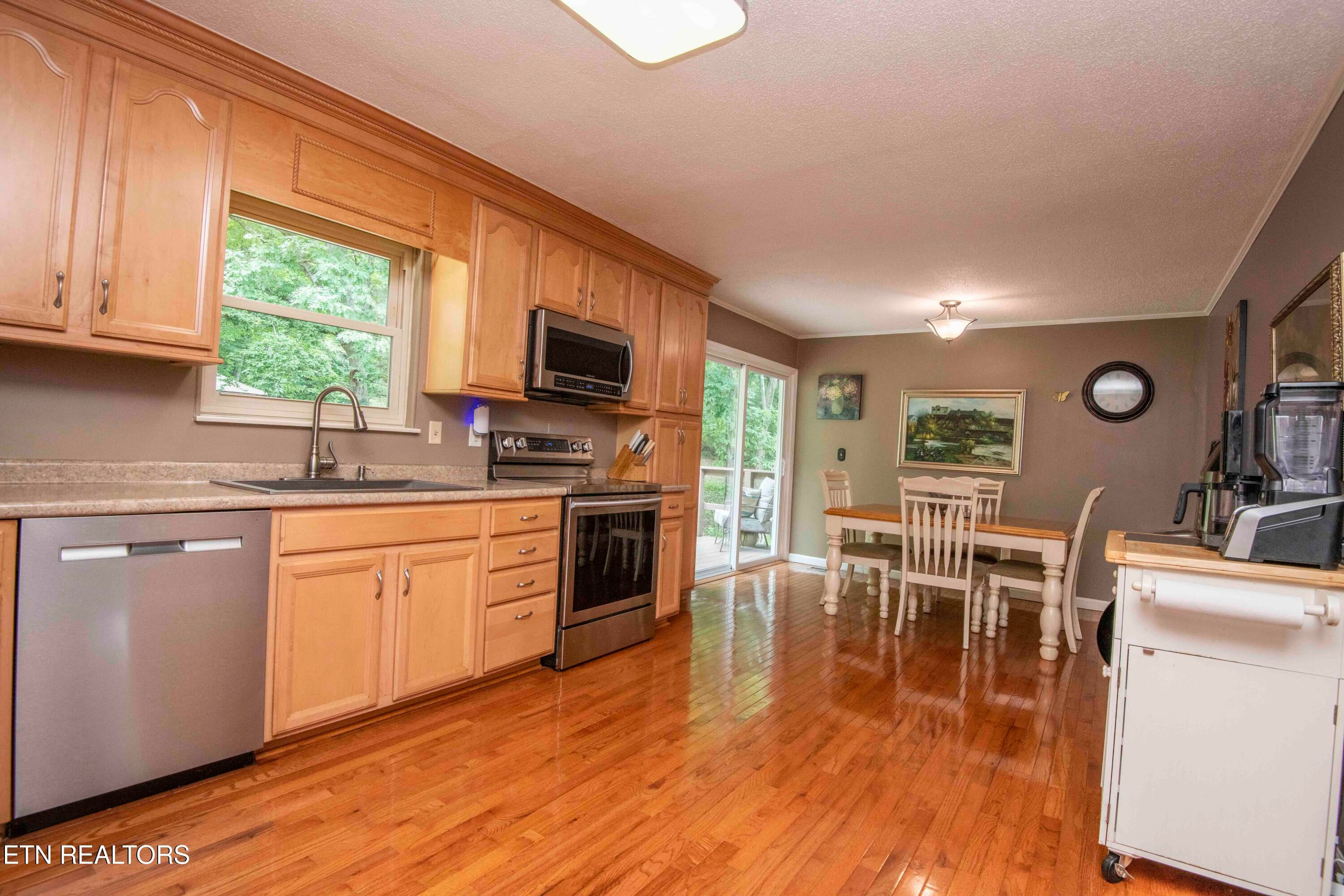 Kingston, Tennessee, 37763, United States, 3 Bedrooms Bedrooms, ,2 BathroomsBathrooms,Residential,For Sale,1882292