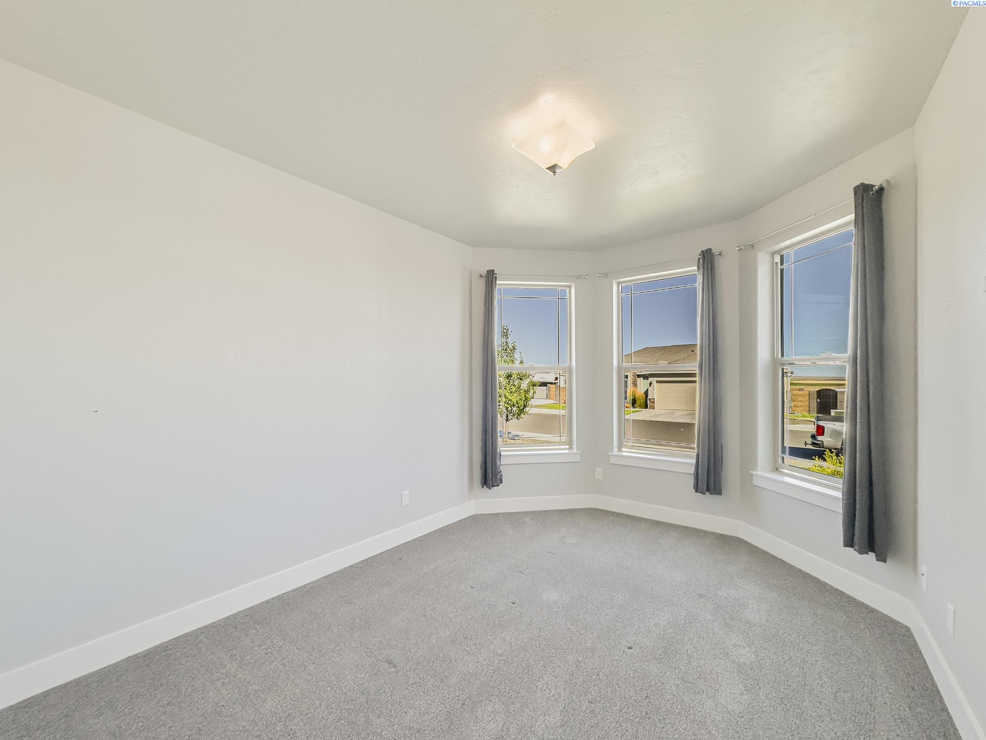 West Richland, Washington, 99353, United States, 5 Bedrooms Bedrooms, ,2 BathroomsBathrooms,Residential,For Sale,1873826