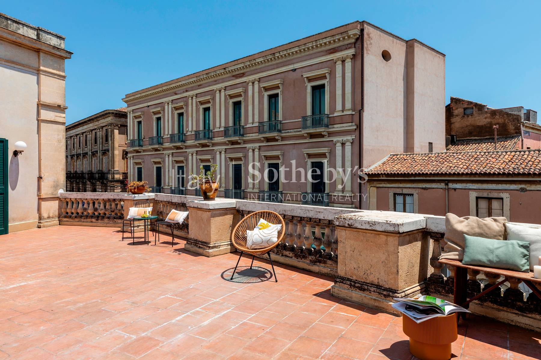  A prestigious stately home with large terraces overlooking the high street - 物件實景