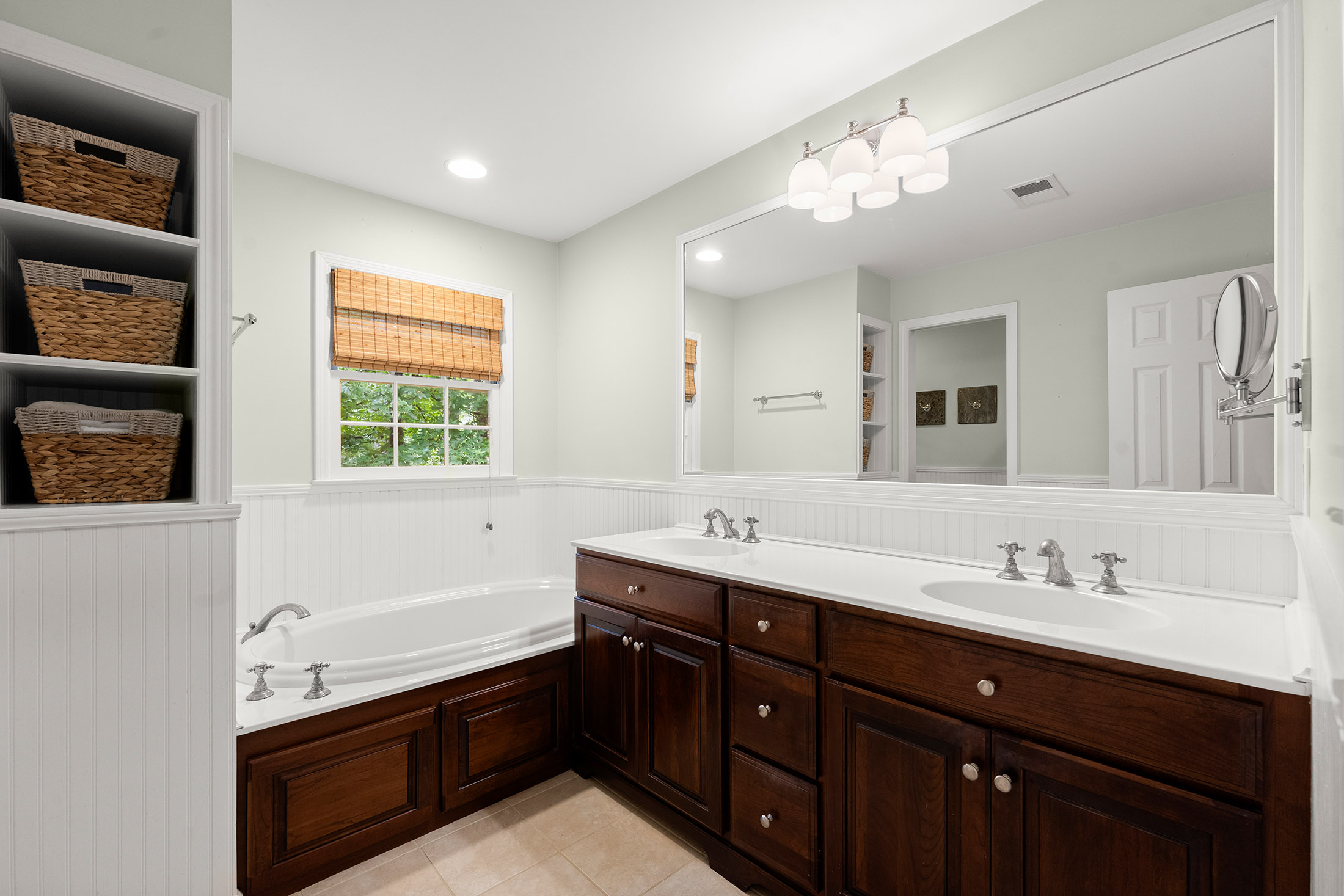  Beautifully Transformed Home in Lassiter School District - 物件實景