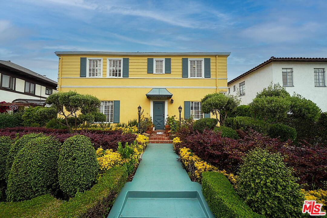 Los Angeles, California, 90005, United States, 8 Bedrooms Bedrooms, ,Residential,For Sale,1932370