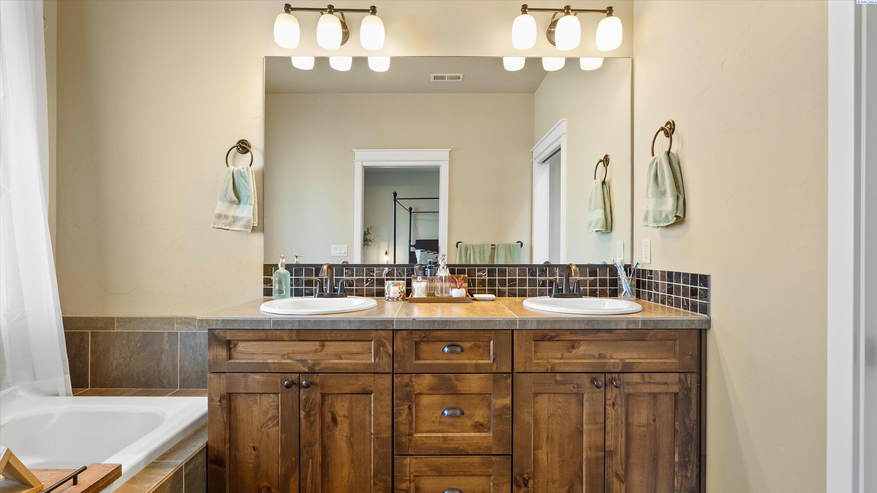 Richland, Washington, 99354, United States, 3 Bedrooms Bedrooms, ,2 BathroomsBathrooms,Residential,For Sale,1896289