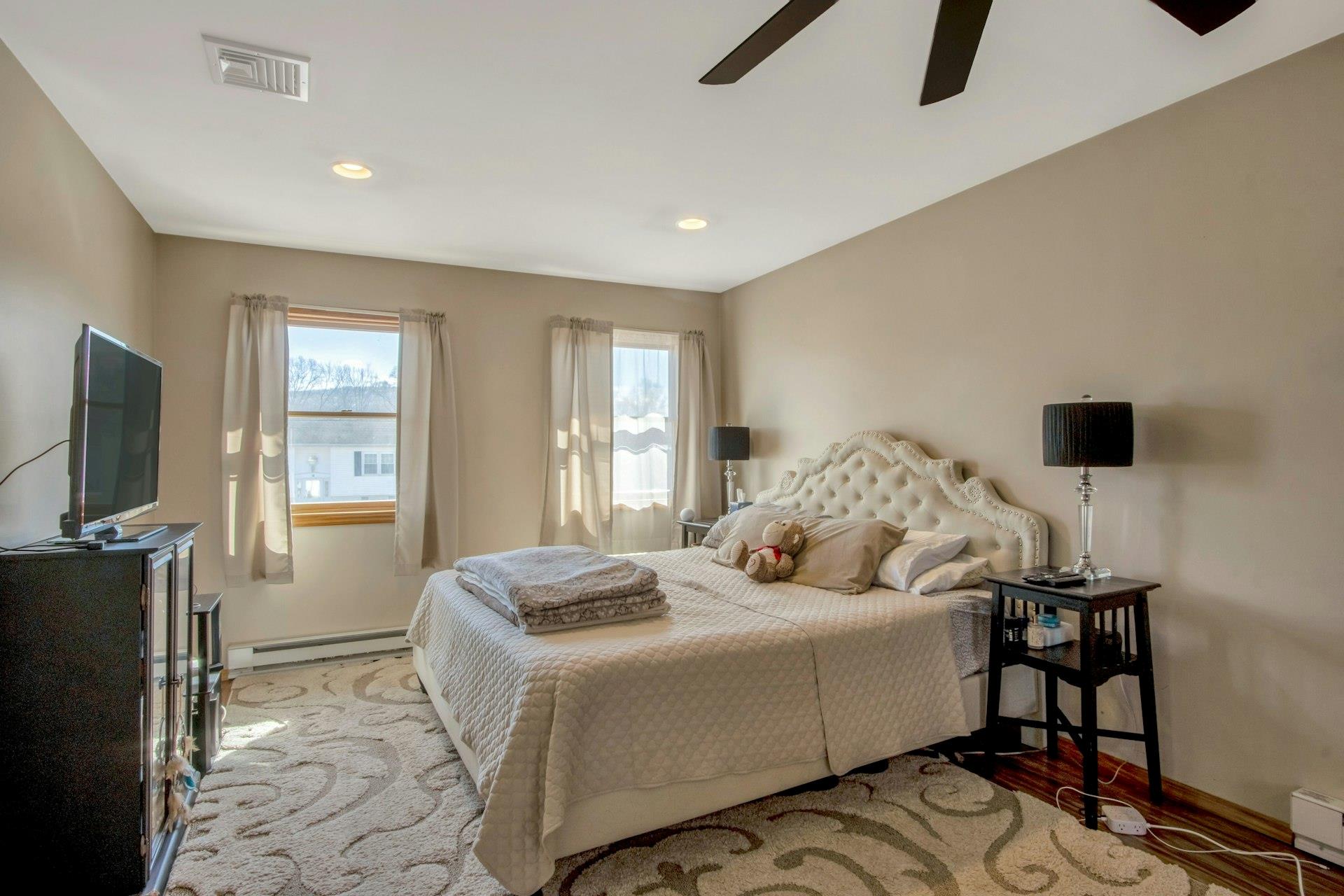 Washingtonville, New York, 10992, United States, 4 Bedrooms Bedrooms, ,2 BathroomsBathrooms,Residential,For Sale,1888612