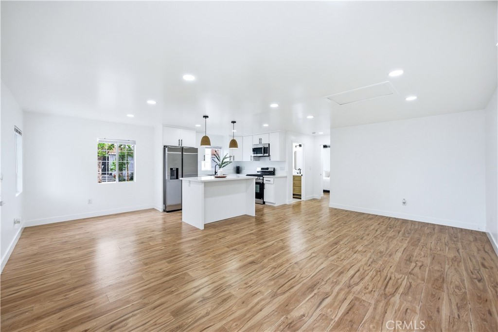 Bell, California, 90201, United States, 2 Bedrooms Bedrooms, ,1 BathroomBathrooms,Residential,For Sale,2048327