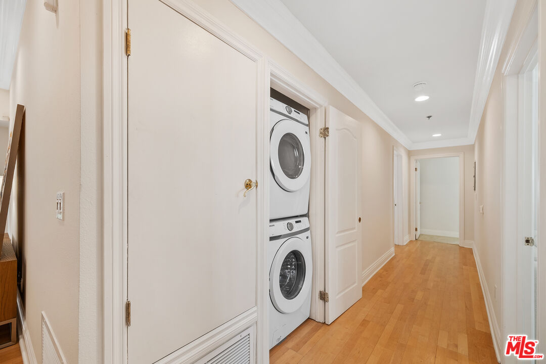 Los Angeles, California, 90049, United States, 3 Bedrooms Bedrooms, ,3 BathroomsBathrooms,Residential,For Sale,1876158