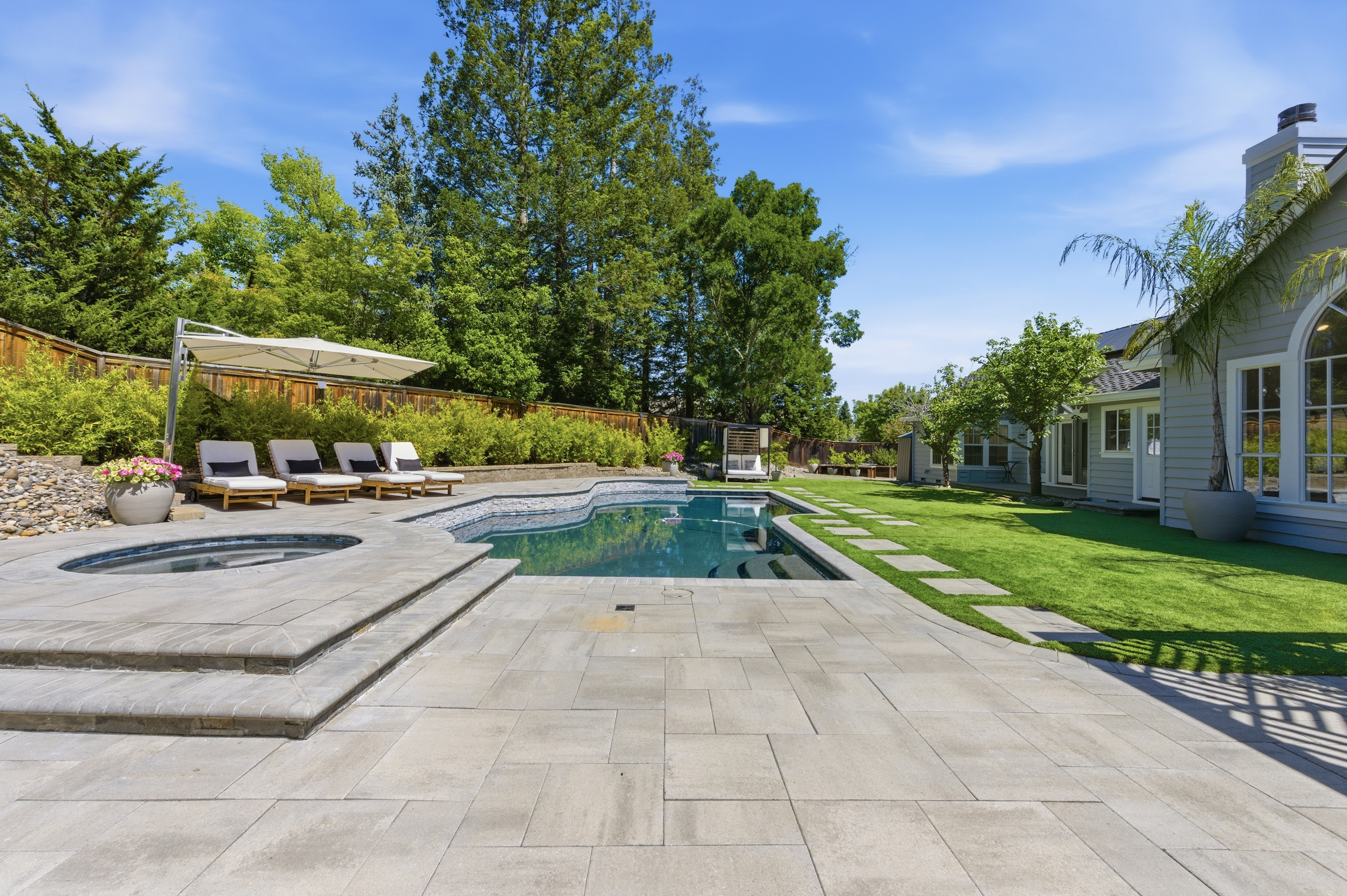  Timeless Transitional Estate with Resort-Style Backyard - 物件實景